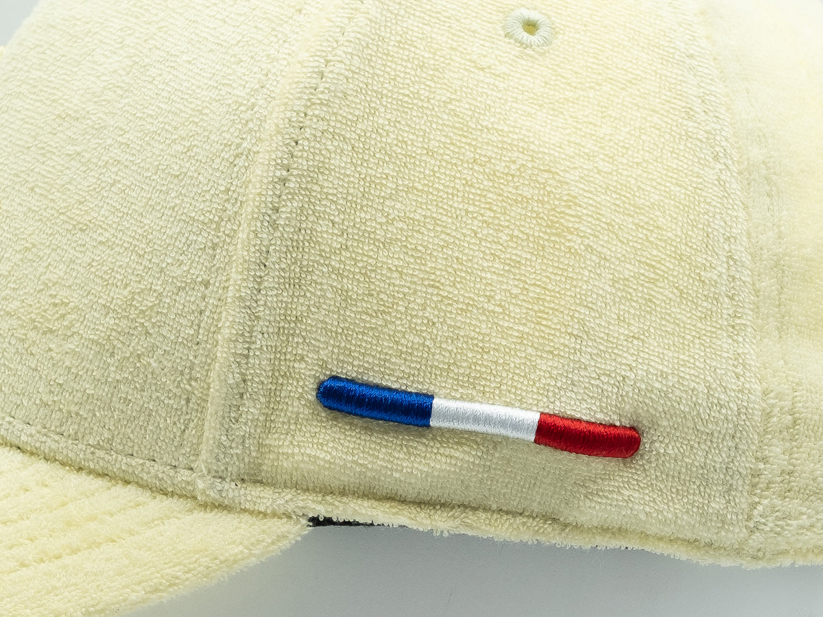 Casquette éponge jaune citron avec broderie tricolore pour un style décontracté