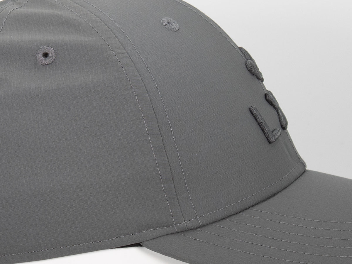 Casquette « Héritage » Nylon Ton sur Ton Plomb avec couture discrète et visière légèrement courbée