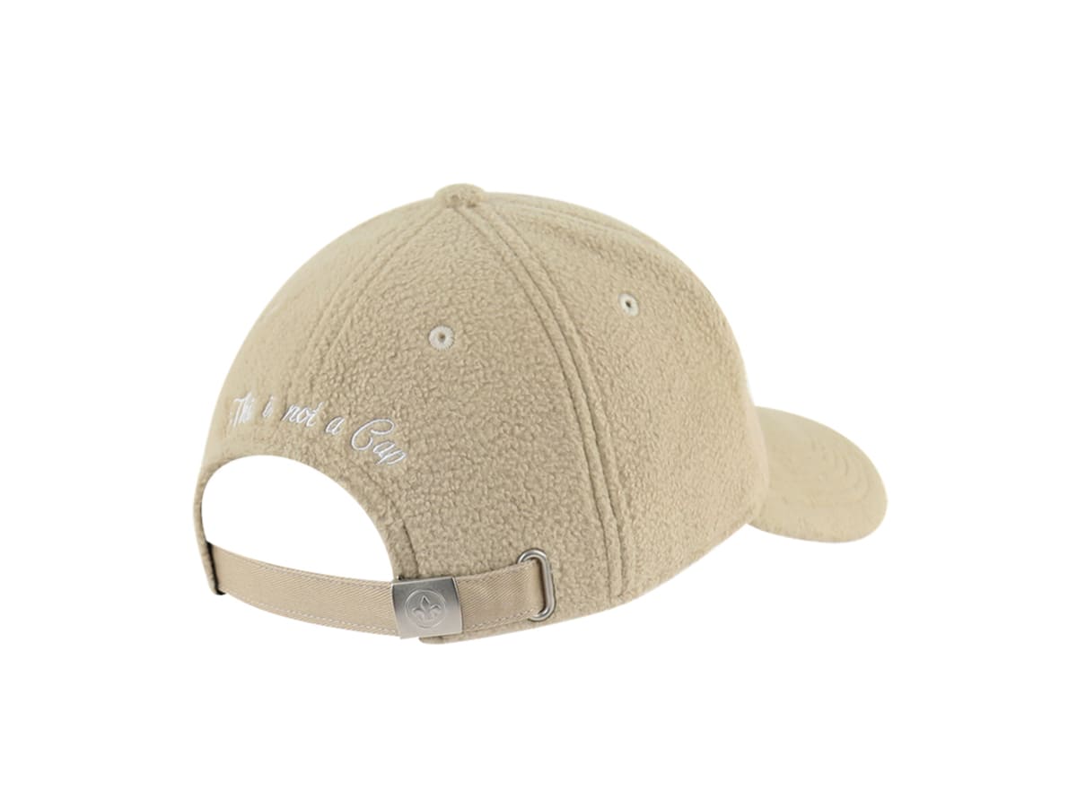 Casquette polaire beige Héritage LXH vue arrière trois quarts, sangle réglable et boucle métal gravée fleur de lys au verso