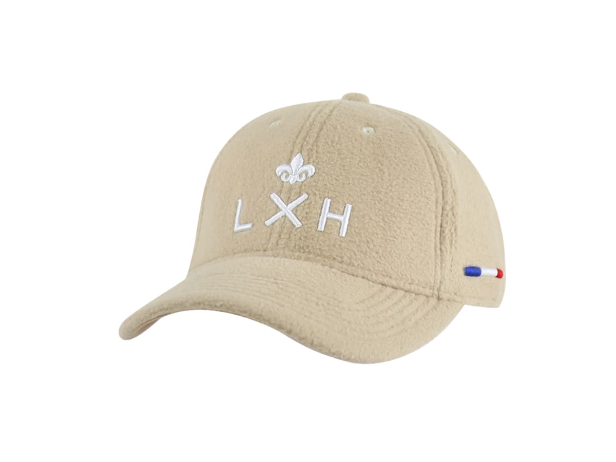 Casquette baseball LXH Héritage polaire beige, trois quarts, broderie blanche fleur de lys et logo LXH sur la face avant.