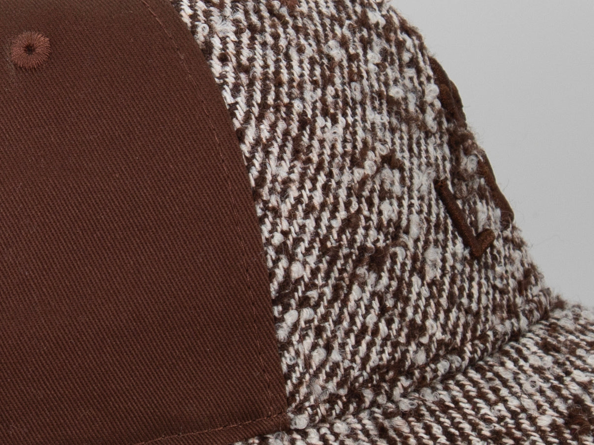 Casquette « Héritage » Ton sur Ton Bi-Matière Sergé Moucheté Marron avec texture unique et détails soignés.