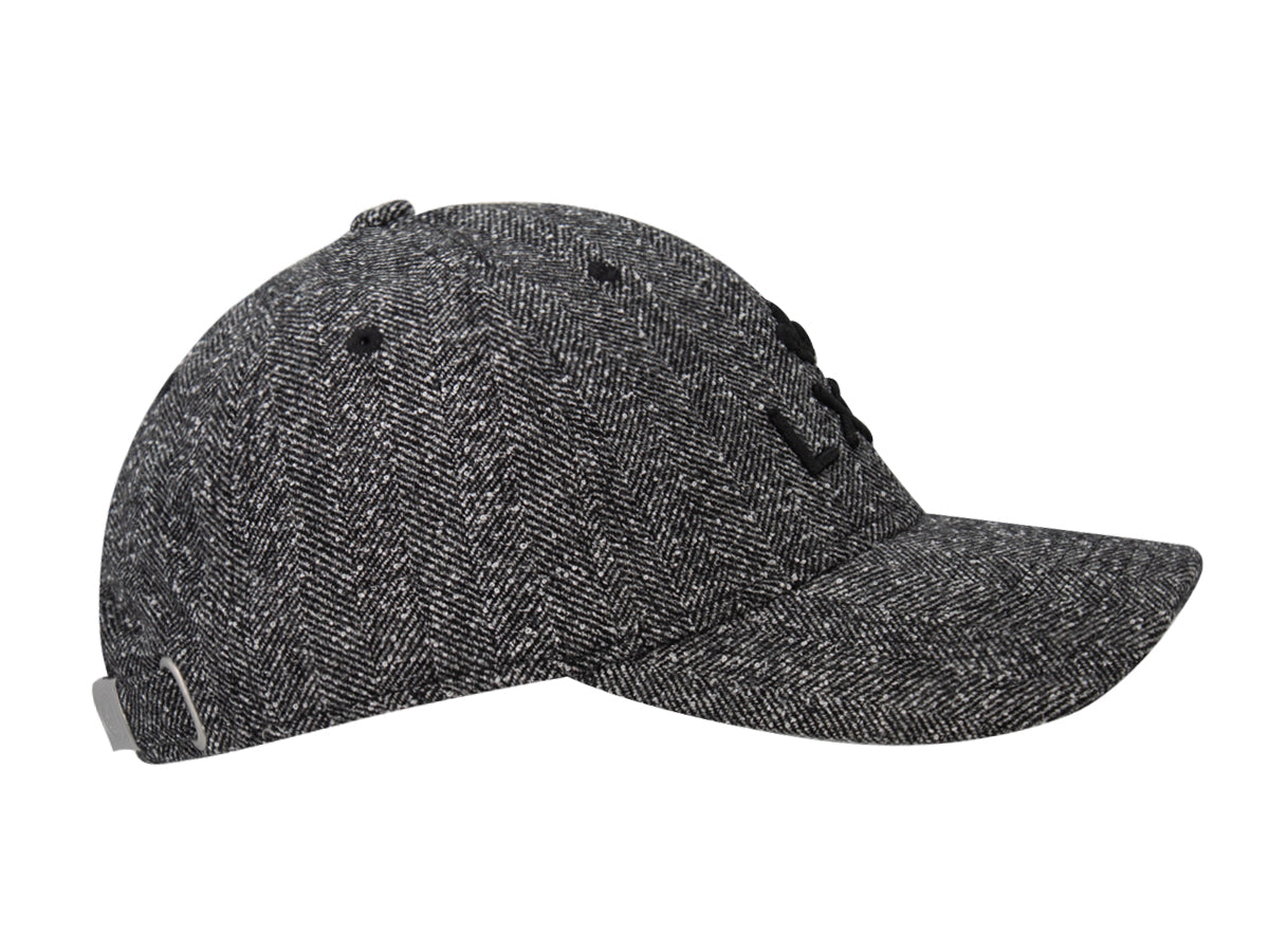Casquette « Héritage » Ton sur Ton Chevron Abstrait Noir de LXH avec une coupe moderne et élégante