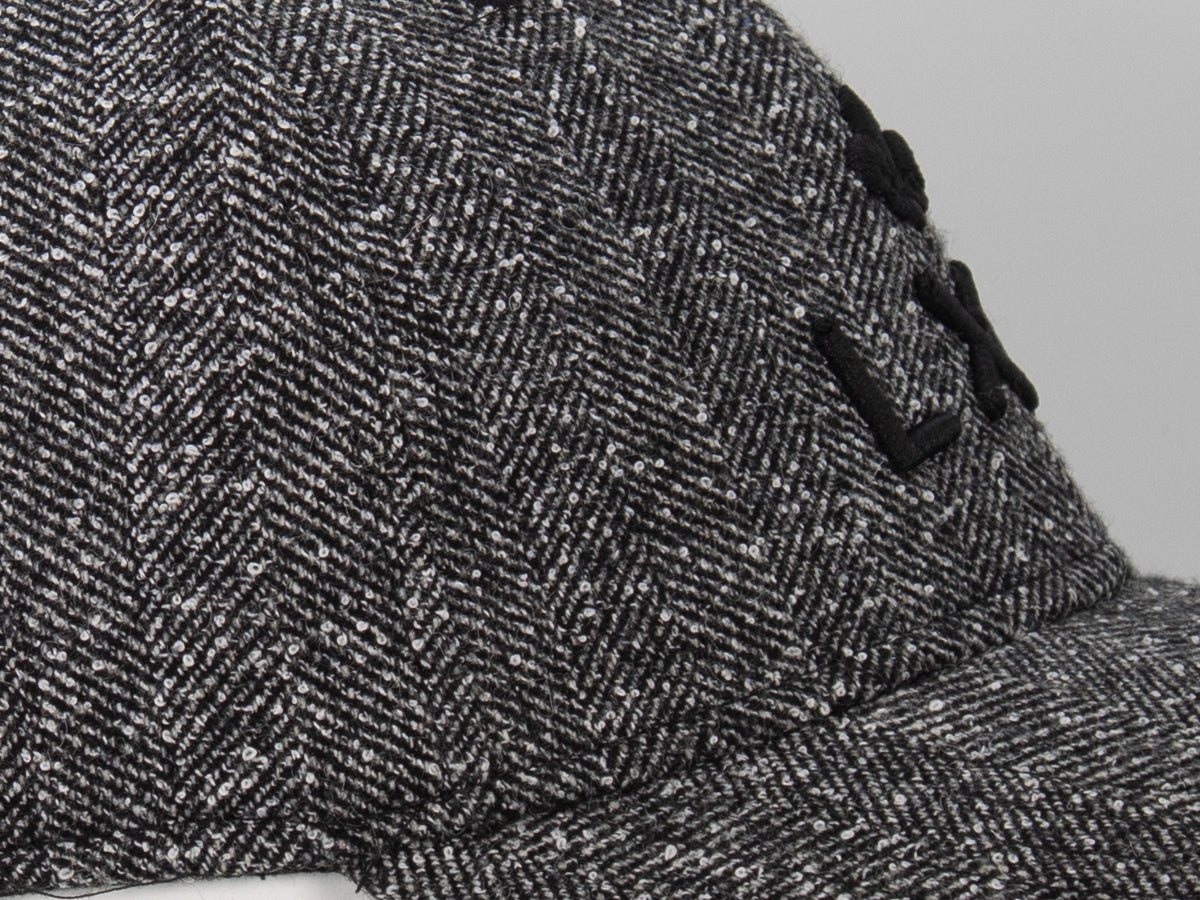 Casquette « Héritage » Ton sur Ton Chevron Abstrait Noir avec design élégant et texture en relief