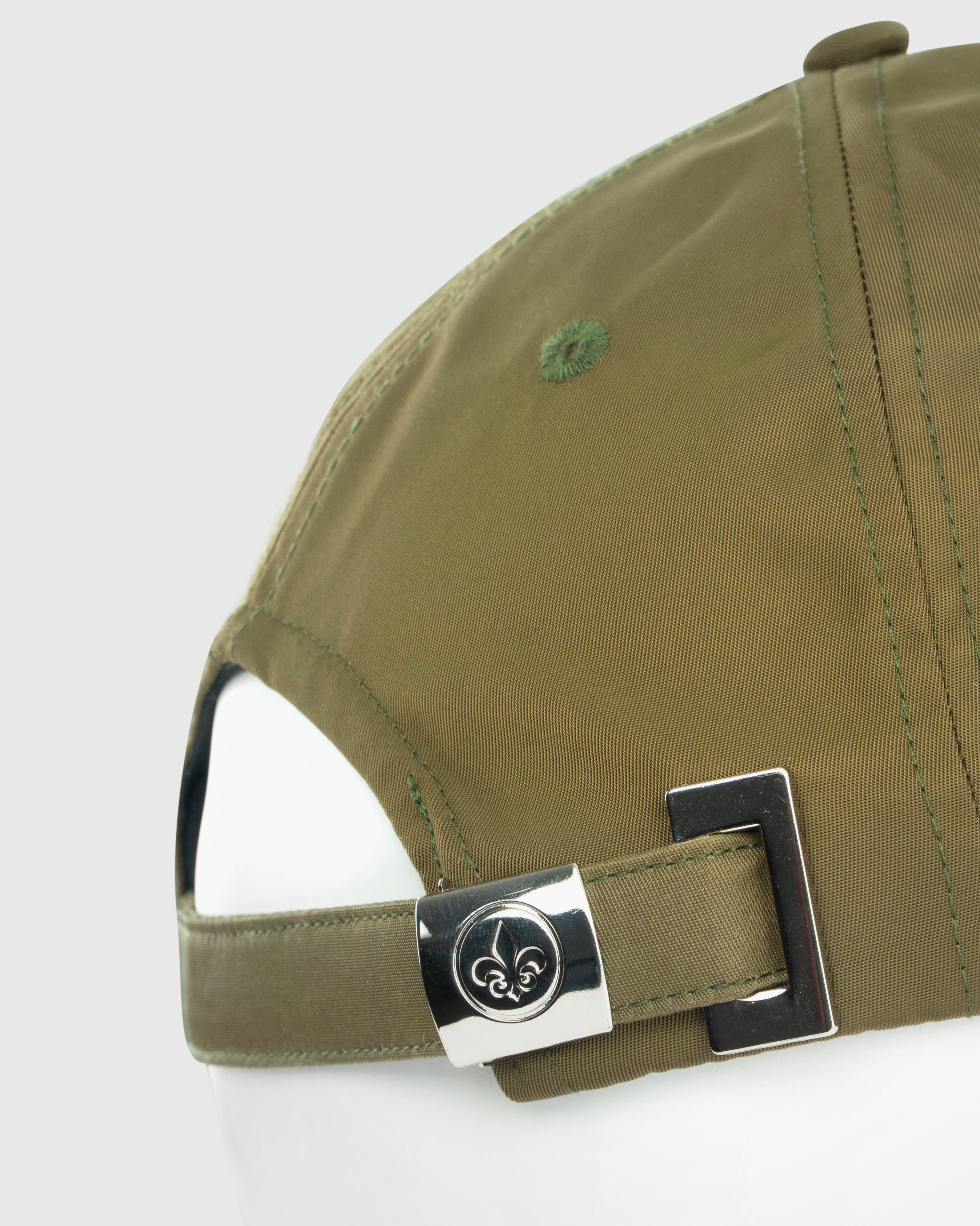 Détail de la casquette kaki nylon homme avec une fermeture arrière ajustable en métal
