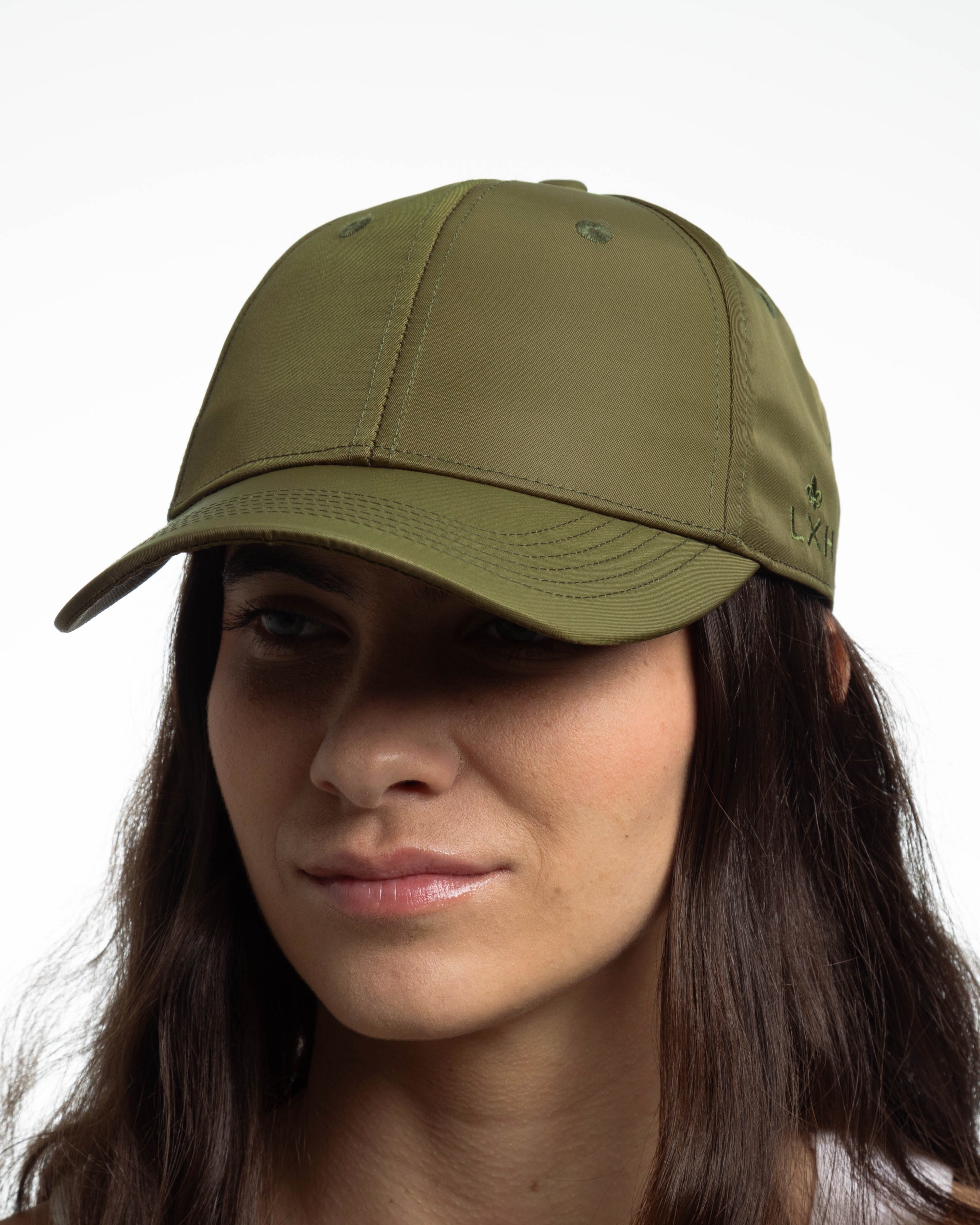 Casquette kaki nylon homme LXH portée par une femme pour un look décontracté