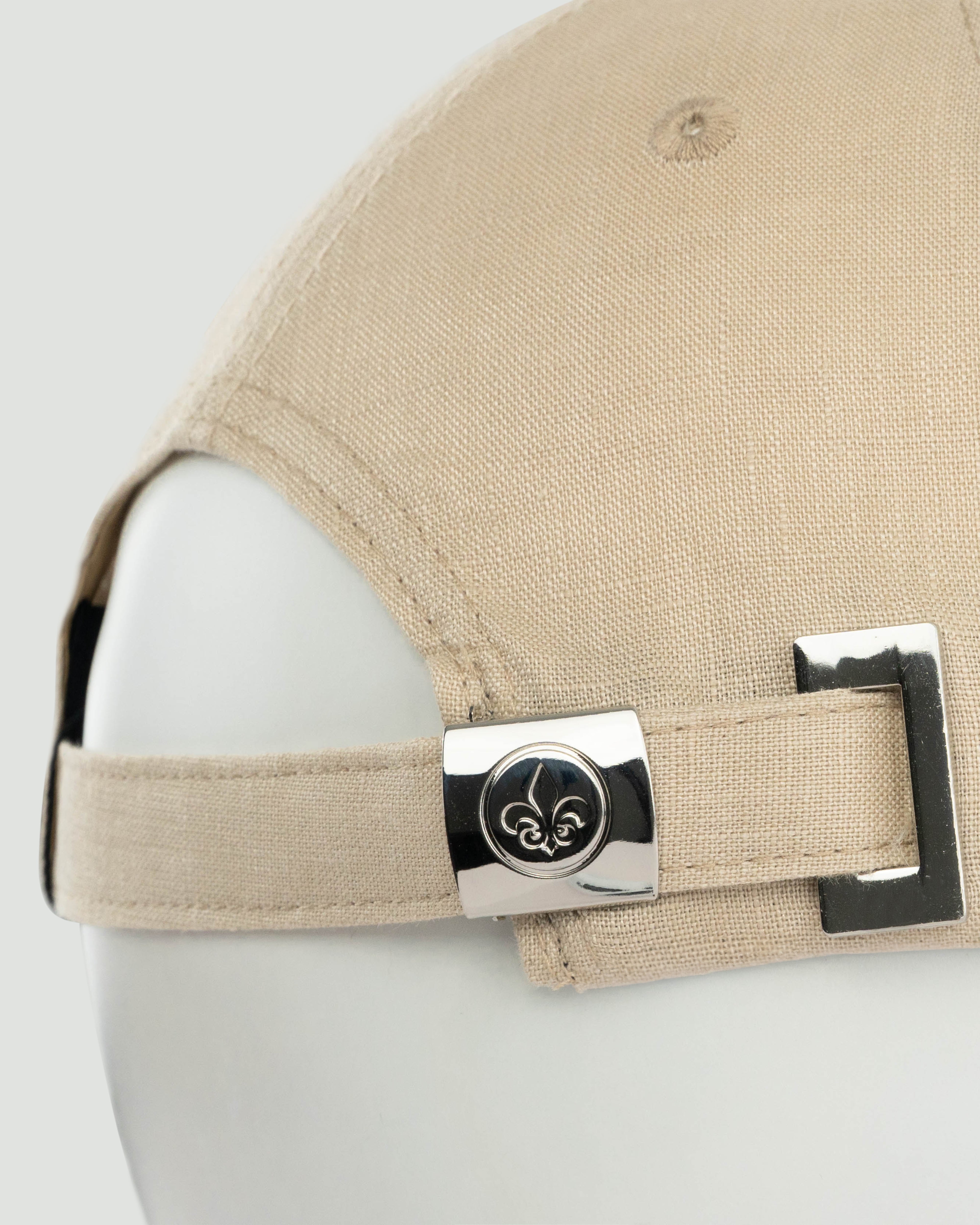 Détail de la casquette lin beige homme LXH avec fermeture ajustable en métal