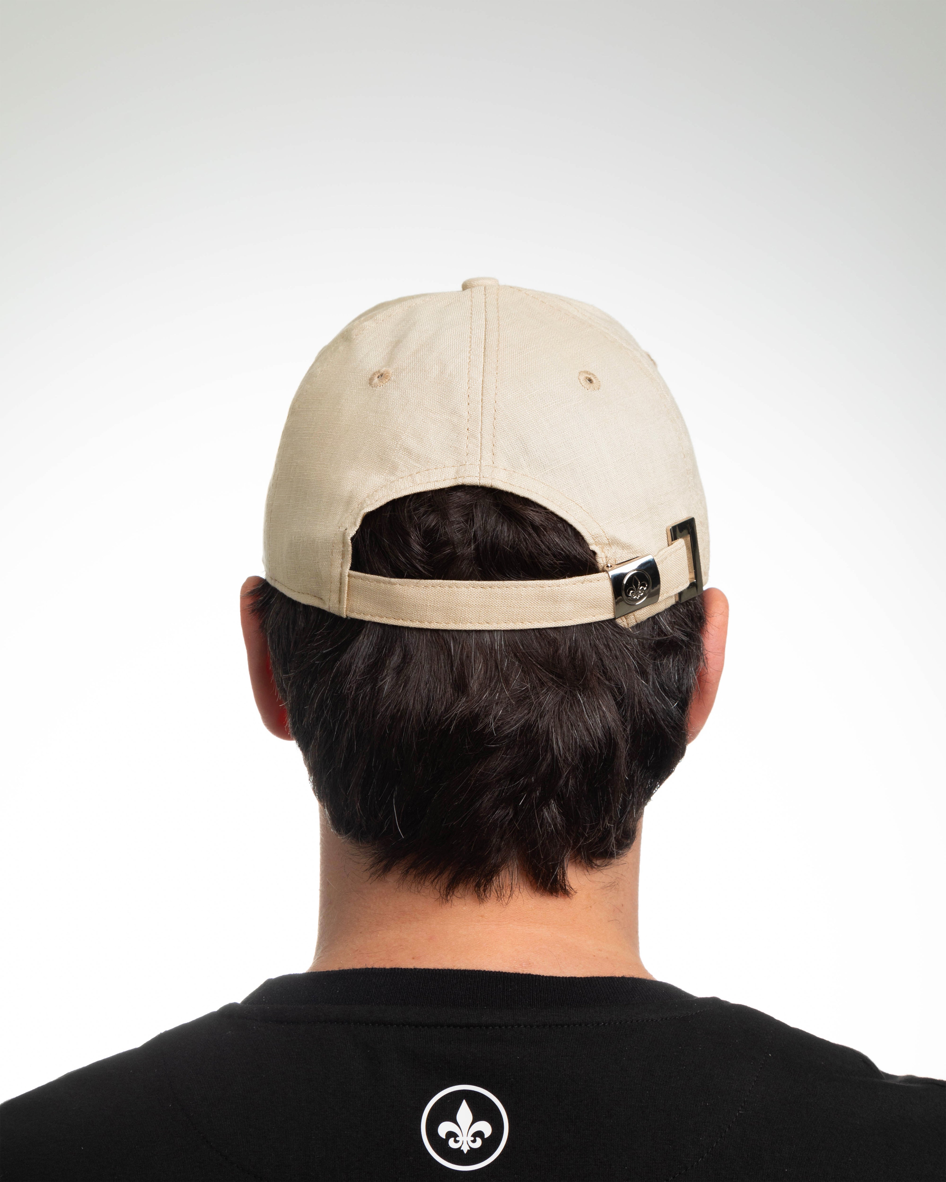 Vue arrière d'une casquette lin beige homme avec réglage à l'arrière pour un ajustement parfait
