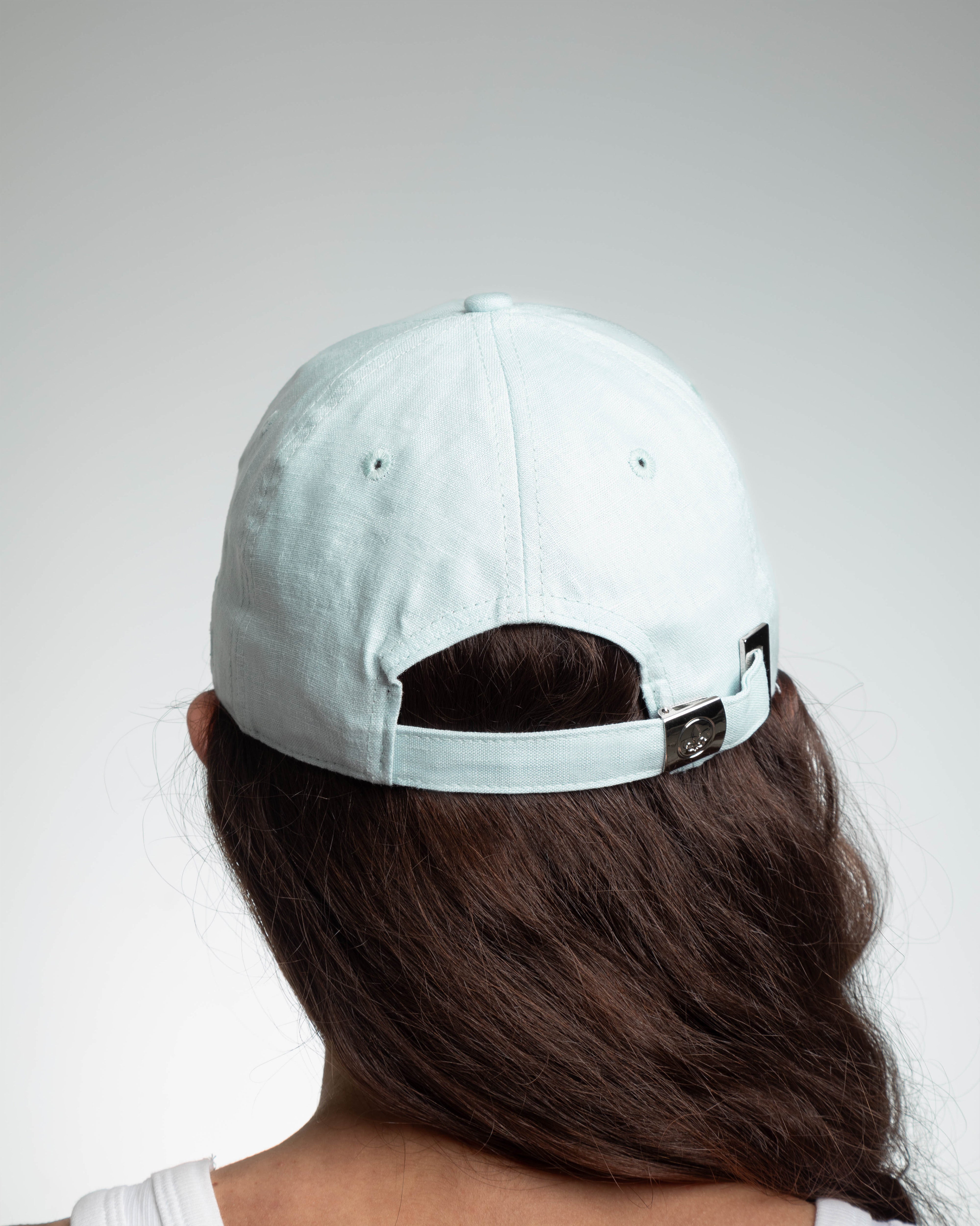 Casquette lin bleu ciel de la marque LXH avec un ajustement à l'arrière