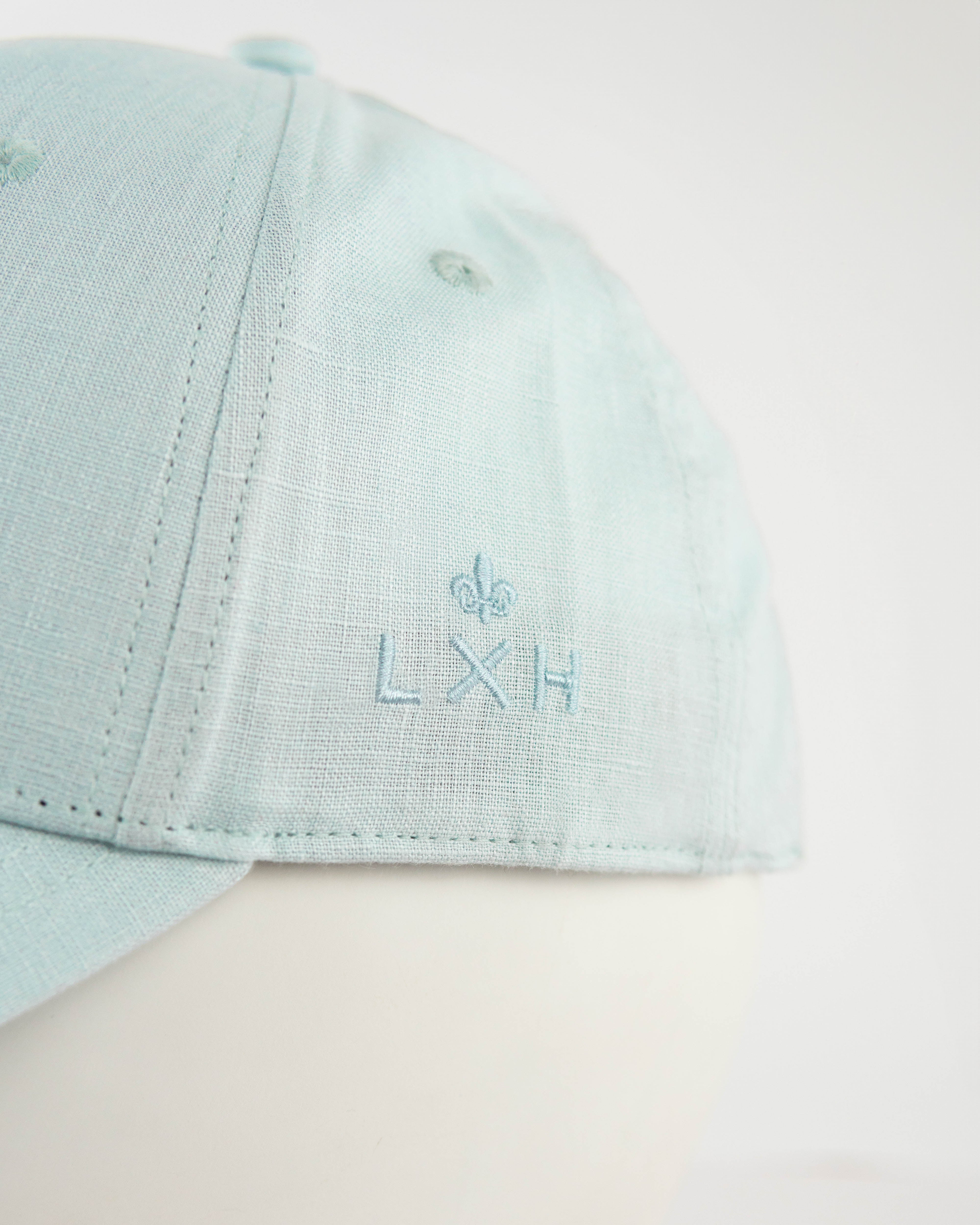 Casquette lin bleu ciel de la marque LXH avec empiècements brodés élégants