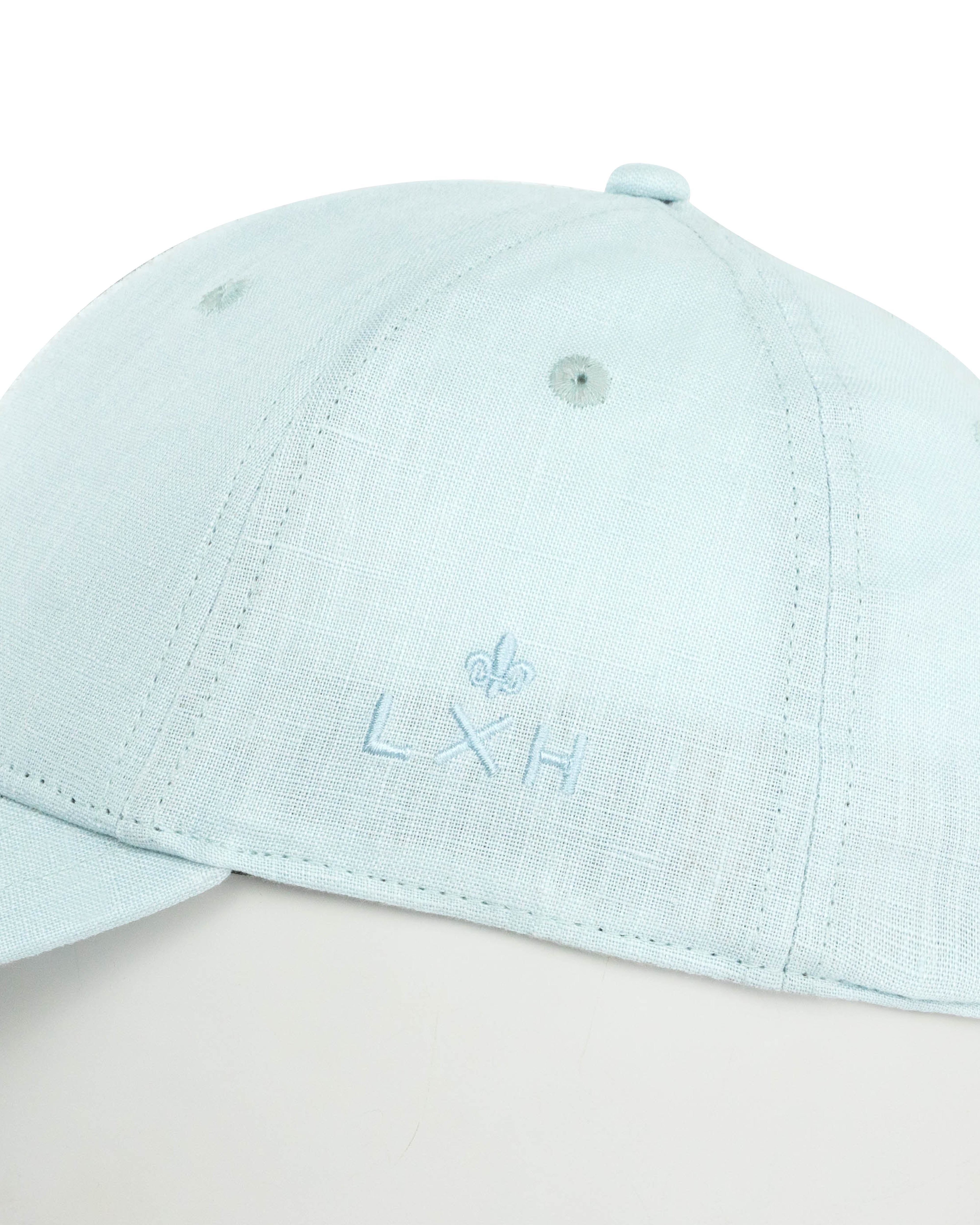 Casquette lin bleu ciel LXH avec broderie discrète pour un style décontracté