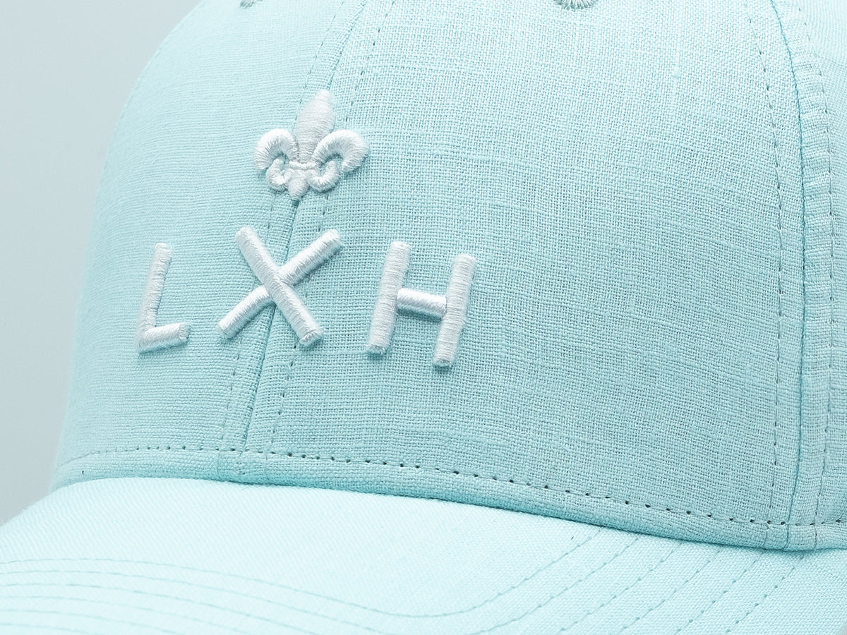 Casquette lin cyan LXH avec broderie blanche et motif élégant