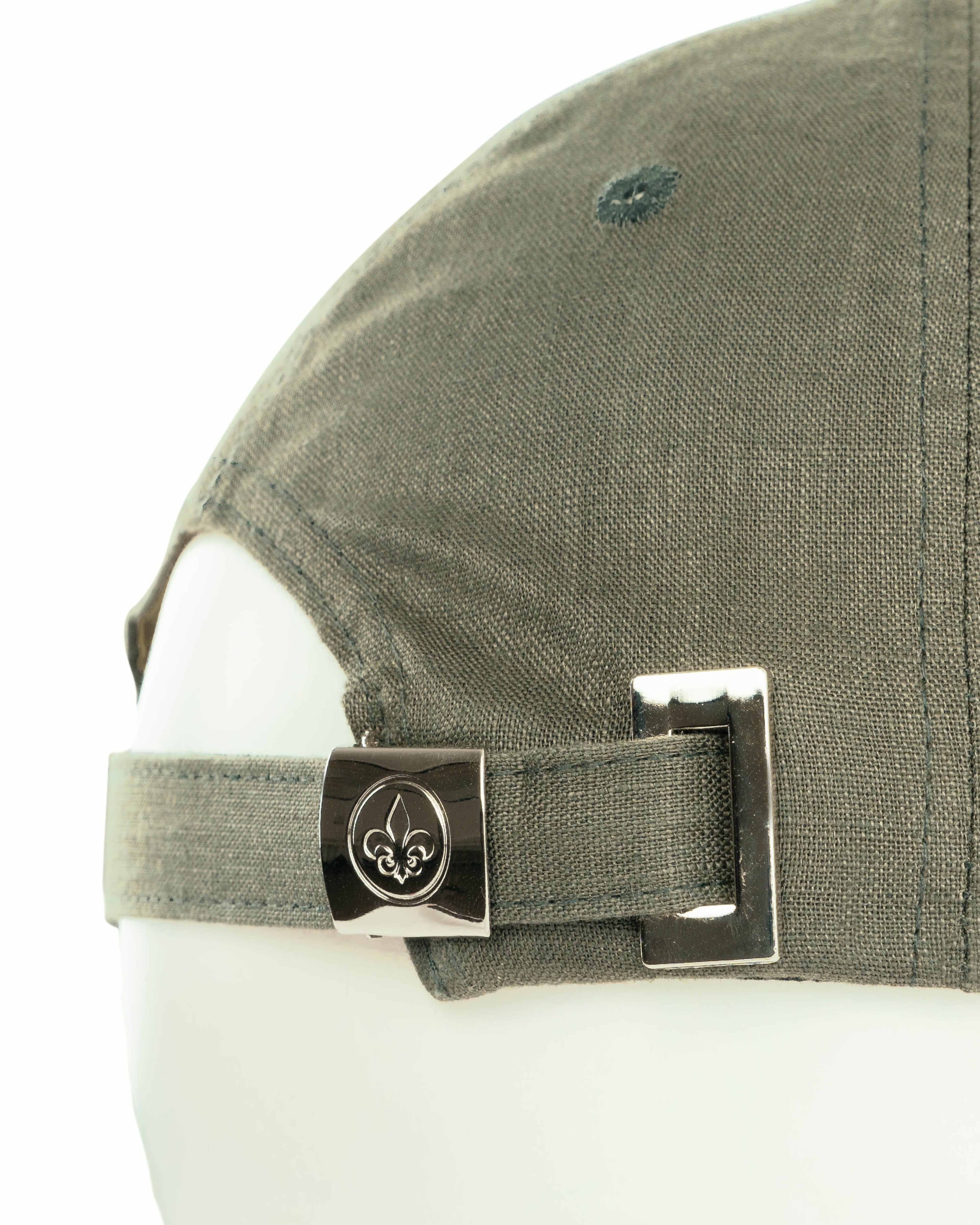 Détail de la casquette lin kaki LXH avec fermeture ajustable et design moderne