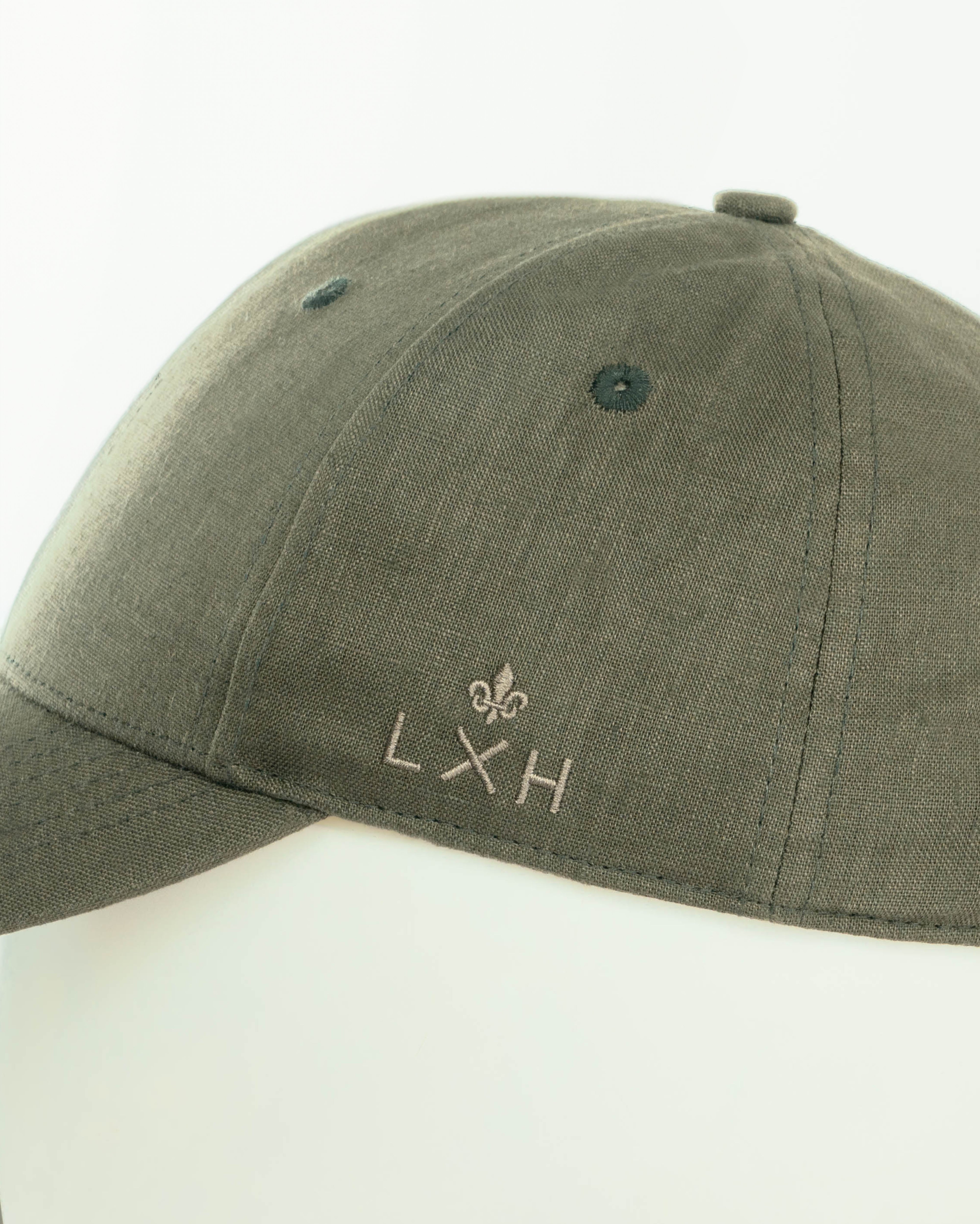 Casquette lin kaki de la marque LXH avec broderie sur le devant pour un style décontracté