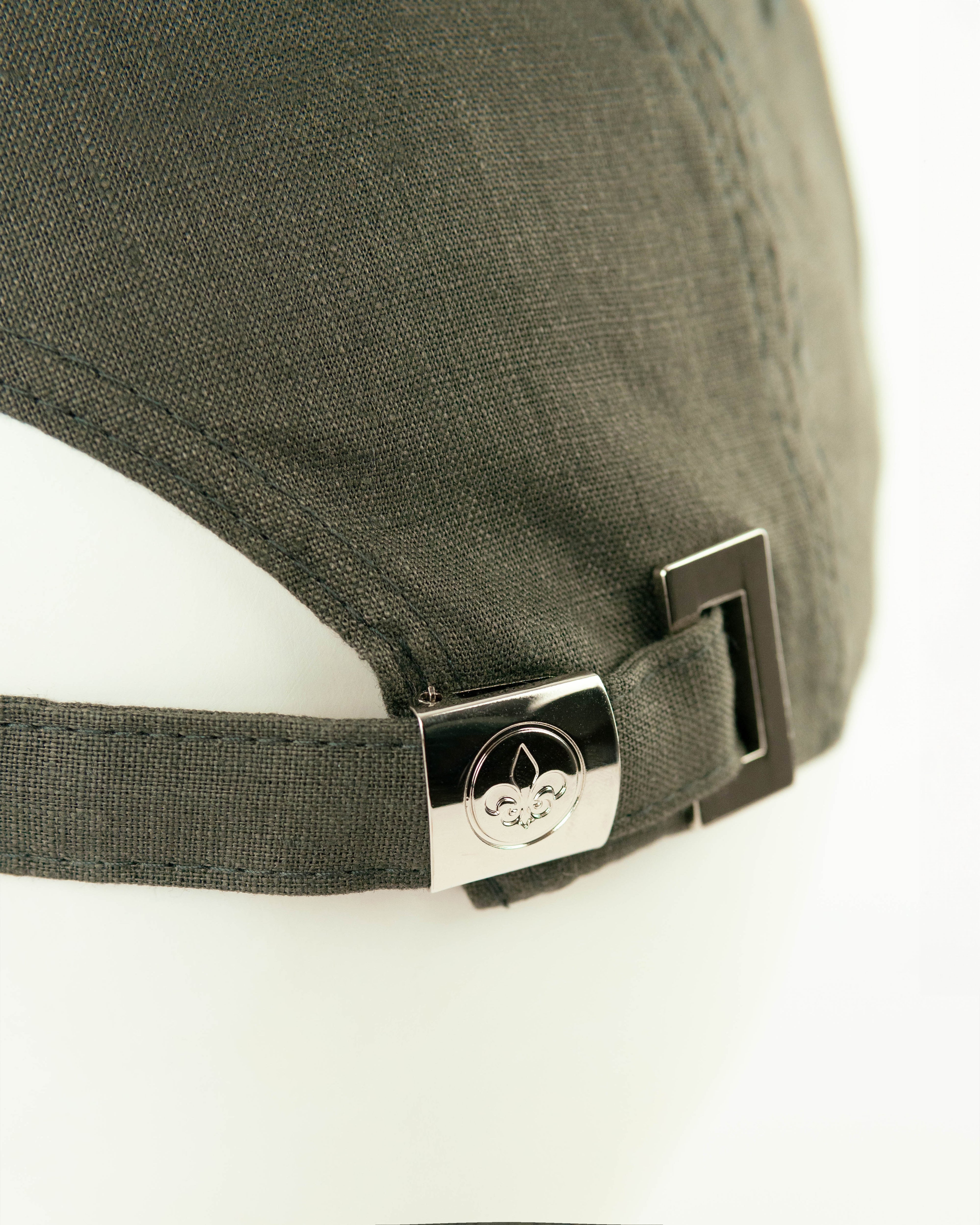 Détail de la casquette lin kaki LXH avec fermeture ajustable en métal