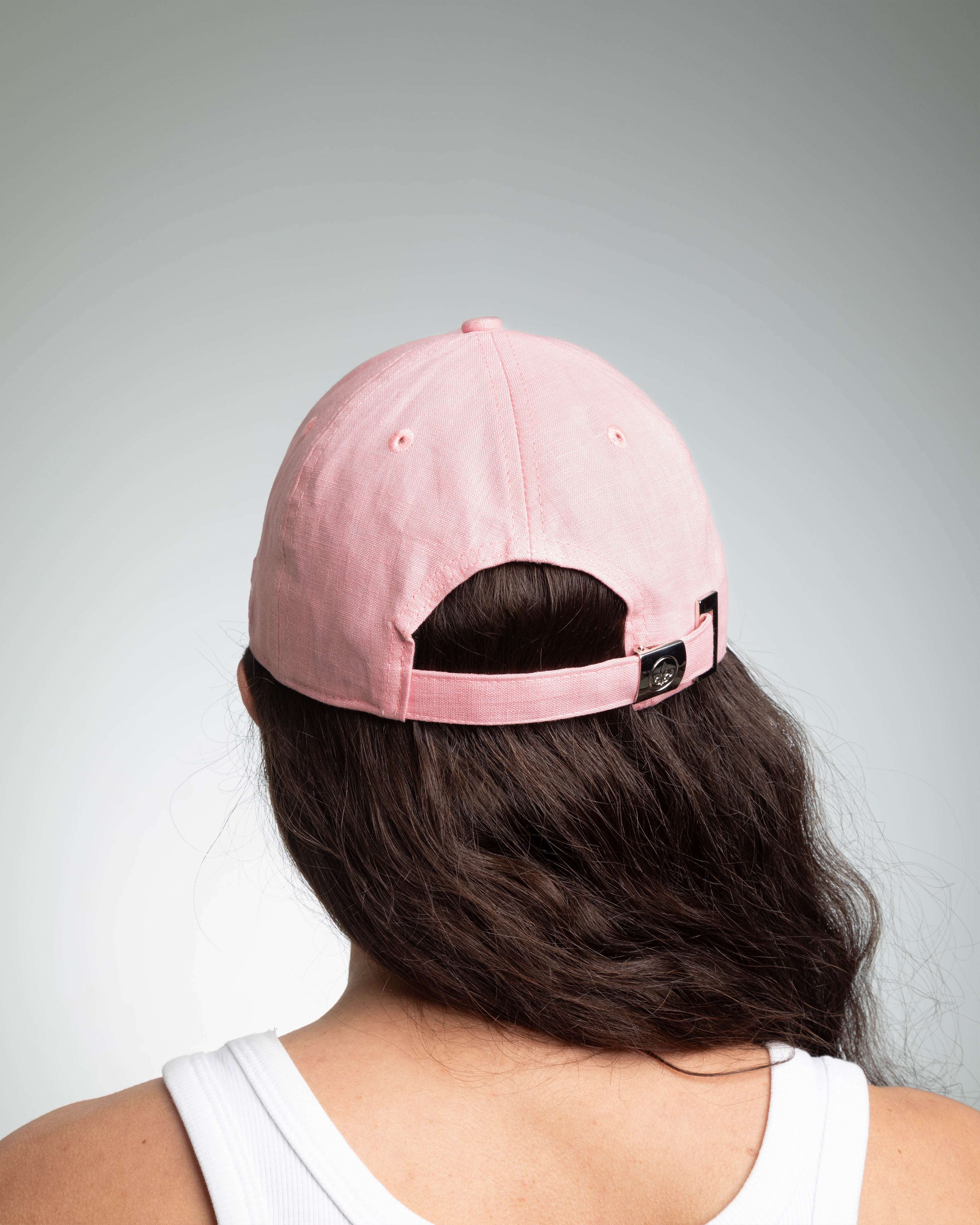 Casquette lin rose femme vue arrière avec fermeture ajustable, idéale pour le style décontracté