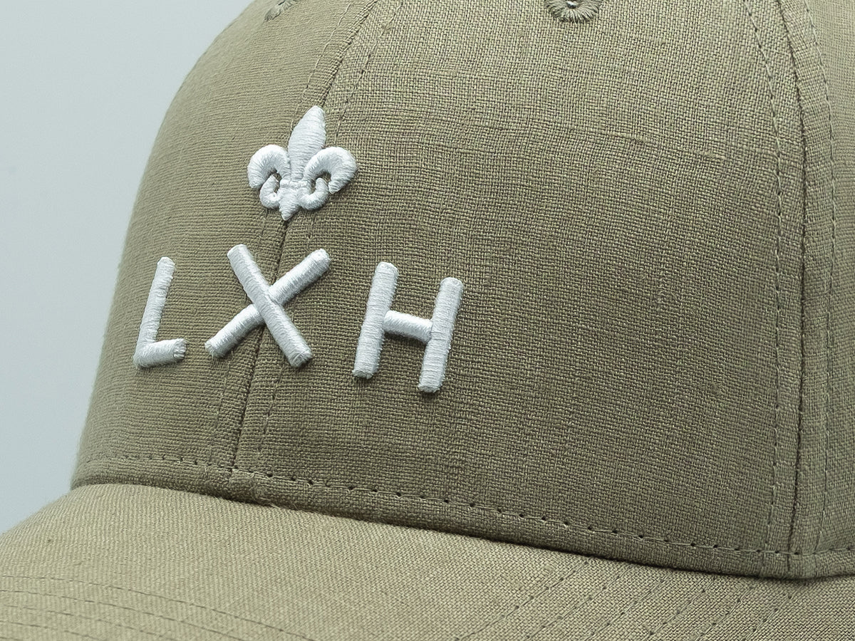 Casquette lin vert olive LXH avec broderie blanche élégante sur le devant
