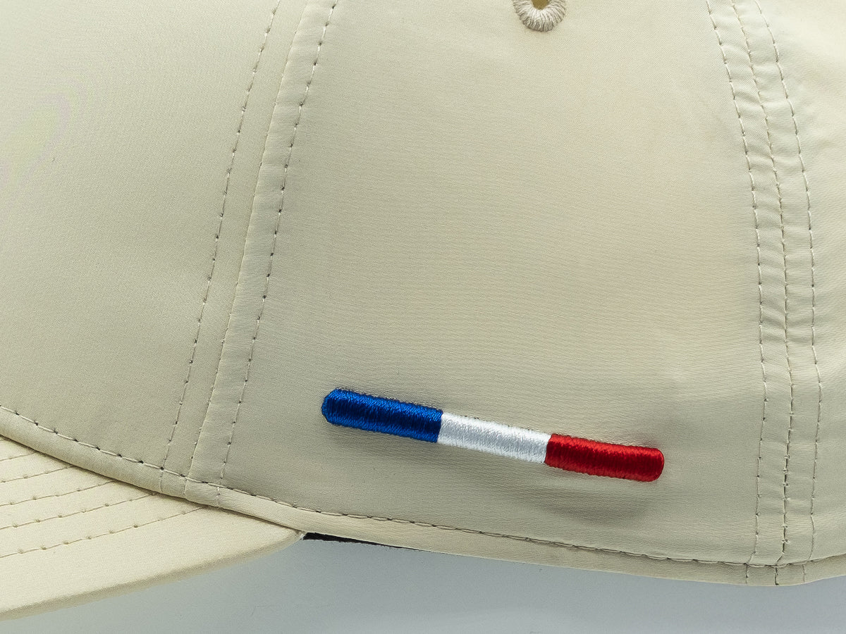Casquette nylon beige homme avec broderie tricolore sur le côté pour un style décontracté