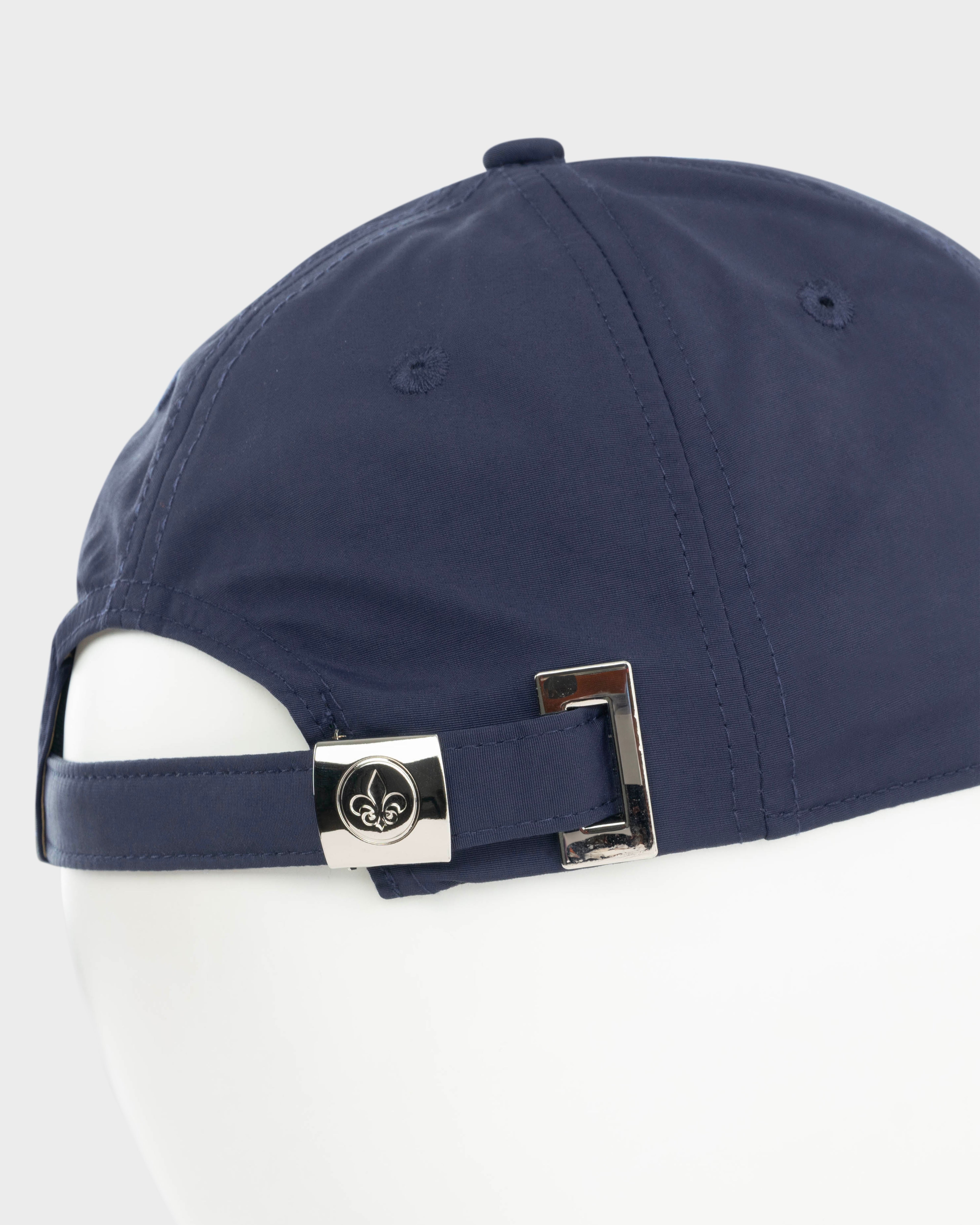Casquette nylon bleu marine avec fermeture réglable à l'arrière pour un ajustement confortable