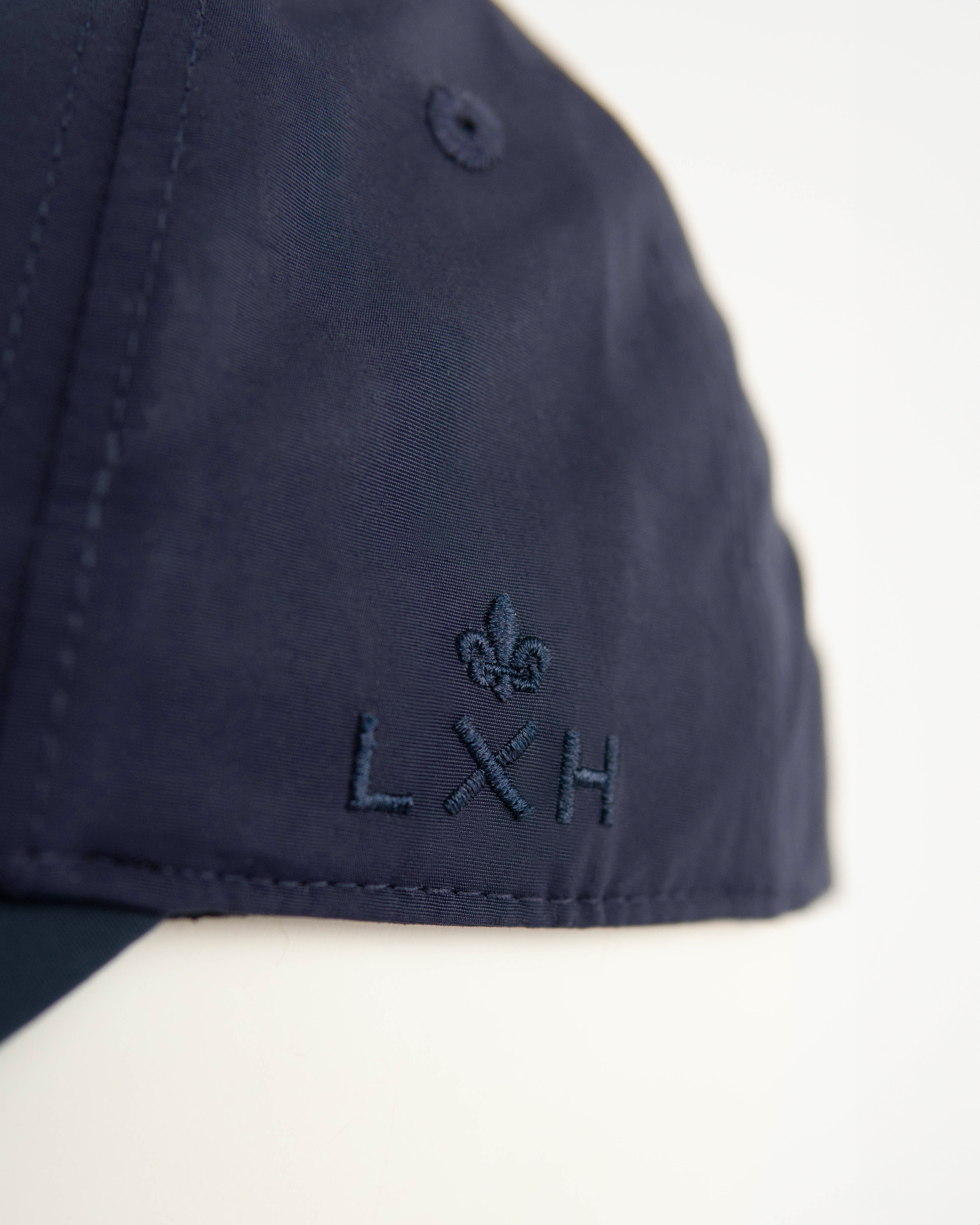 Casquette nylon bleu marine LXH avec logo brodé sur le côté pour un style décontracté