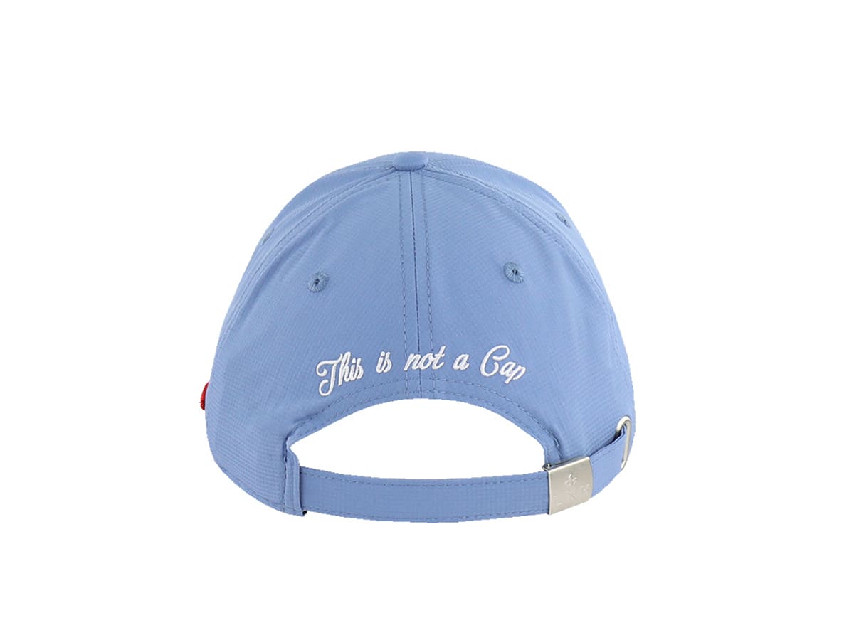 Casquette Nylon Bleu avec inscription élégante au dos, idéale pour un look décontracté