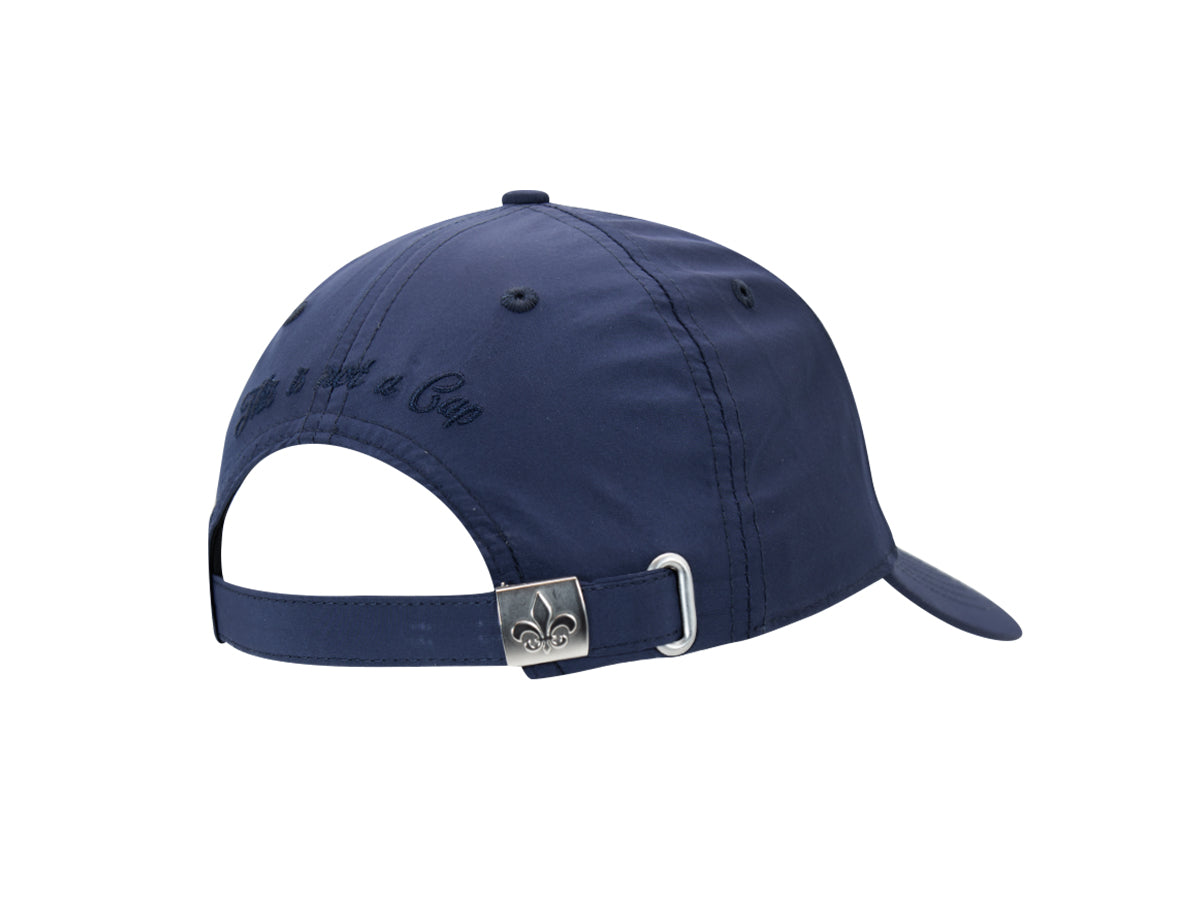 Arrière casquette « Héritage » LXH bleu profond, broderie « This is not a Cap », sangle boucle métal fleur de lys.