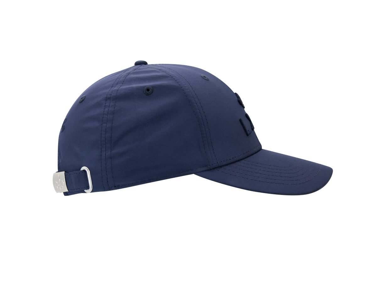 Profil droit casquette « Héritage » LXH nylon bleu profond, sangle réglable, plaque métal fleur de lys argentée.