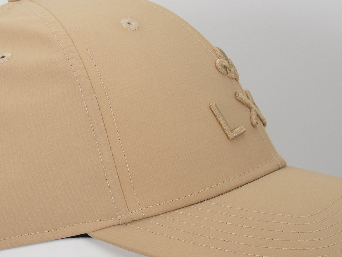 Casquette nylon ton sur ton biscuit LXH avec broderie élégante sur le devant