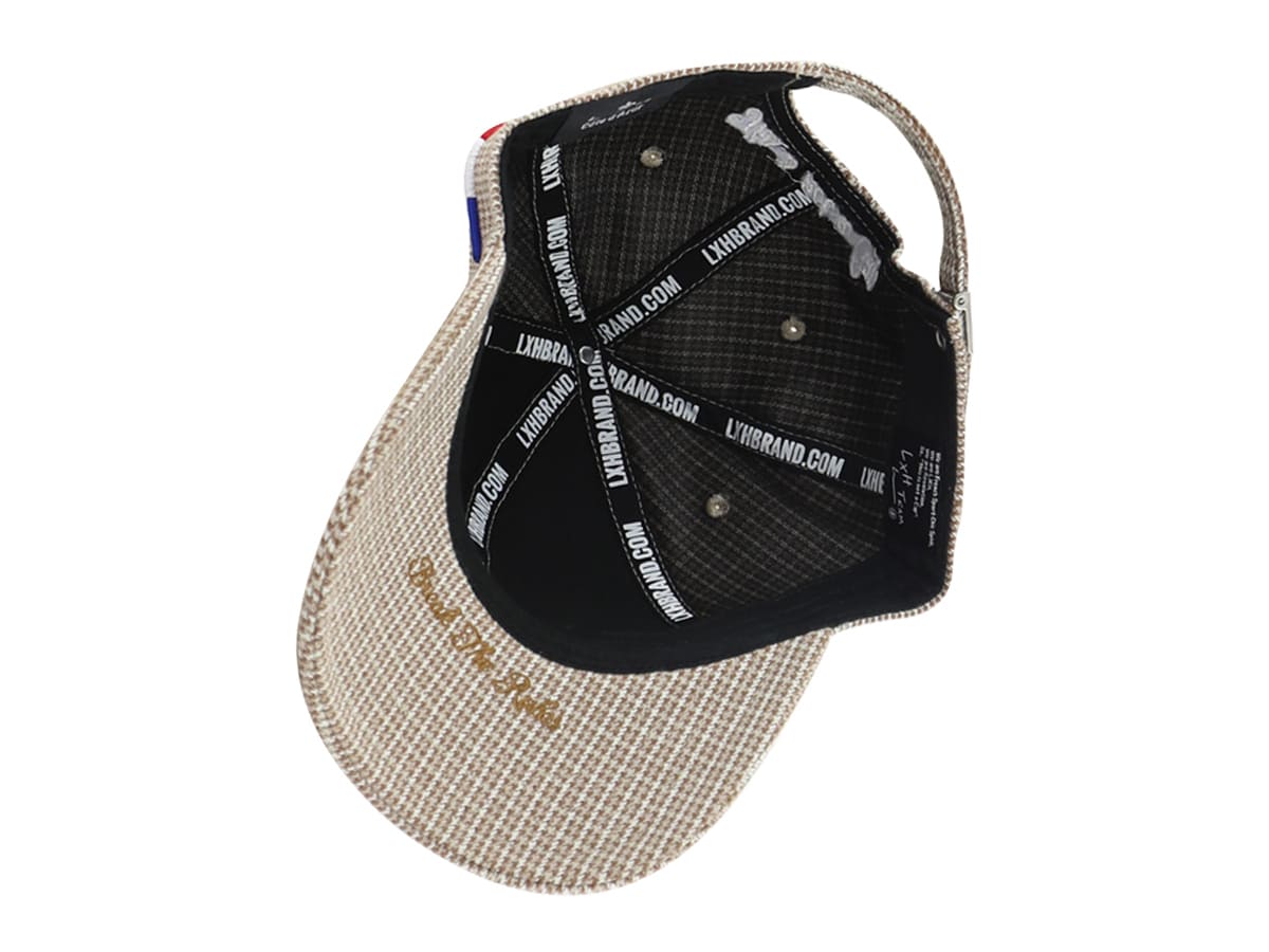 Intérieur de la casquette pied-de-poule camel avec doublure et étiquettes visibles