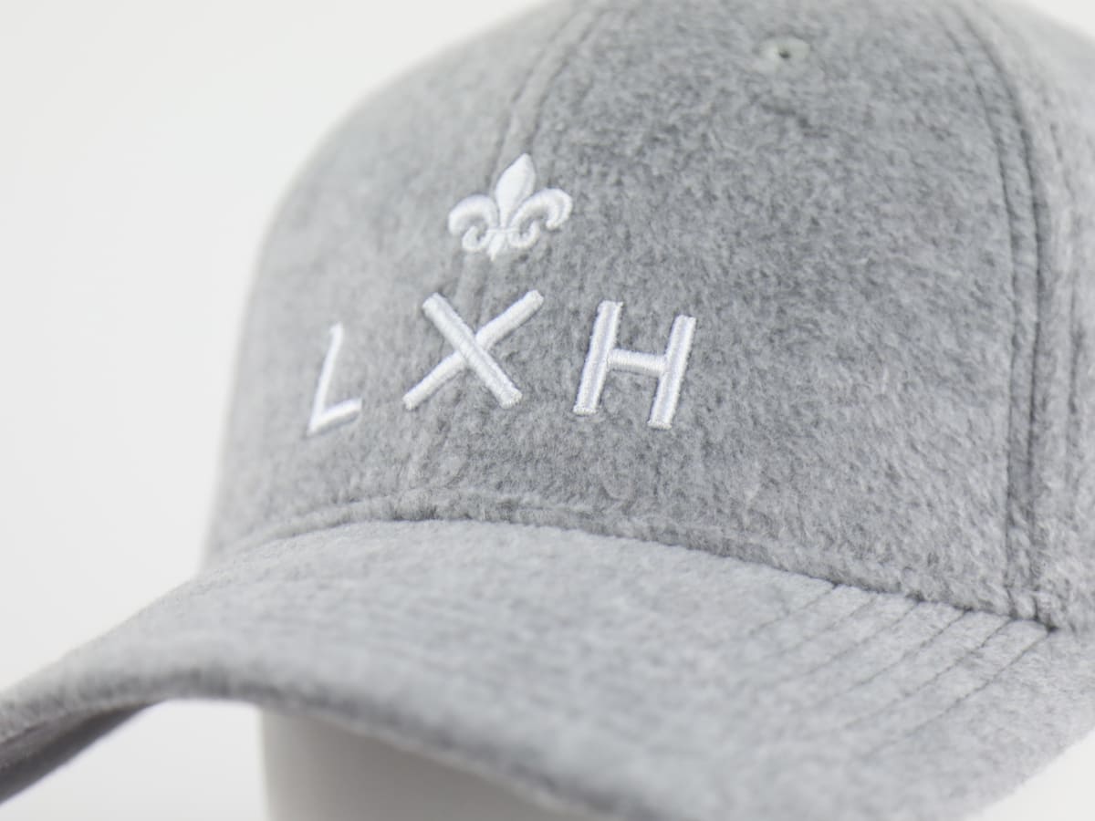 Casquette polaire grise LXH avec broderie élégante pour un look décontracté