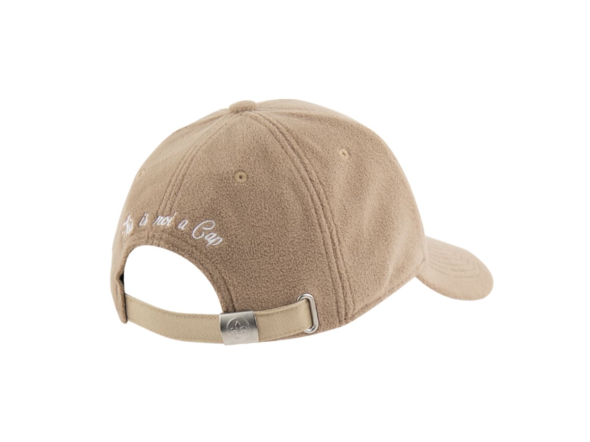 Casquette polaire homme beige à l'arrière avec fermeture réglable et texte brodé
