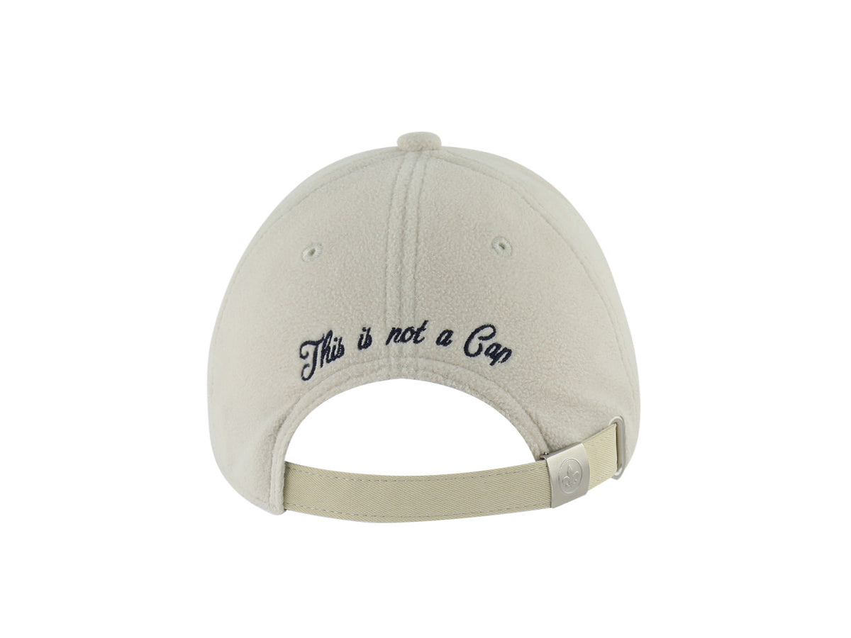 Casquette polaire ivoire homme avec broderie sur l'arrière disant This is not a Cap