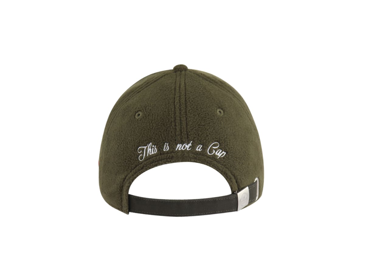 Dos de la casquette polaire kaki LXH avec inscription 'This is not a Cap' sur le rebord