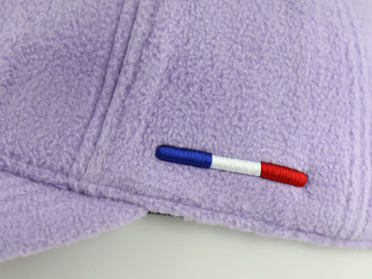 Casquette polaire lavande avec broderie tricolore pour un style tendance et chaleureux