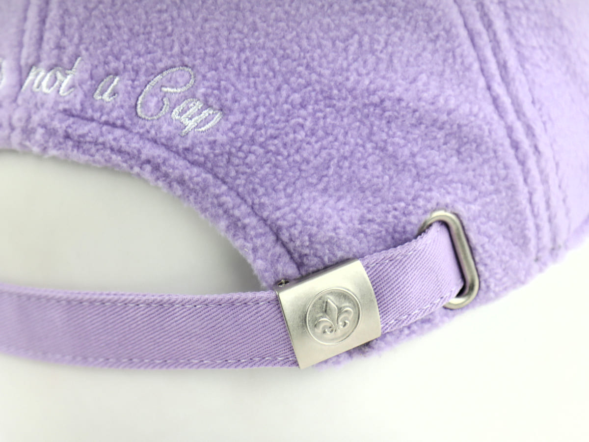 Casquette polaire lavande de la marque LXH avec broderie et attache en métal