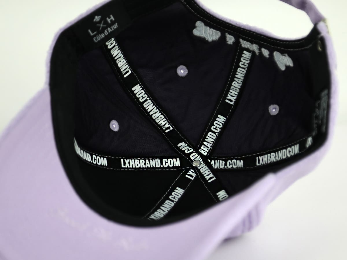 Intérieur de la casquette polaire lavande LXH avec étiquettes et aération en noir