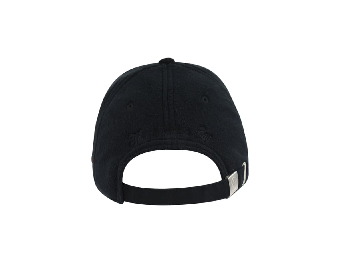 Vue arrière de la casquette polaire noire homme avec fermeture ajustable pour un confort optimal