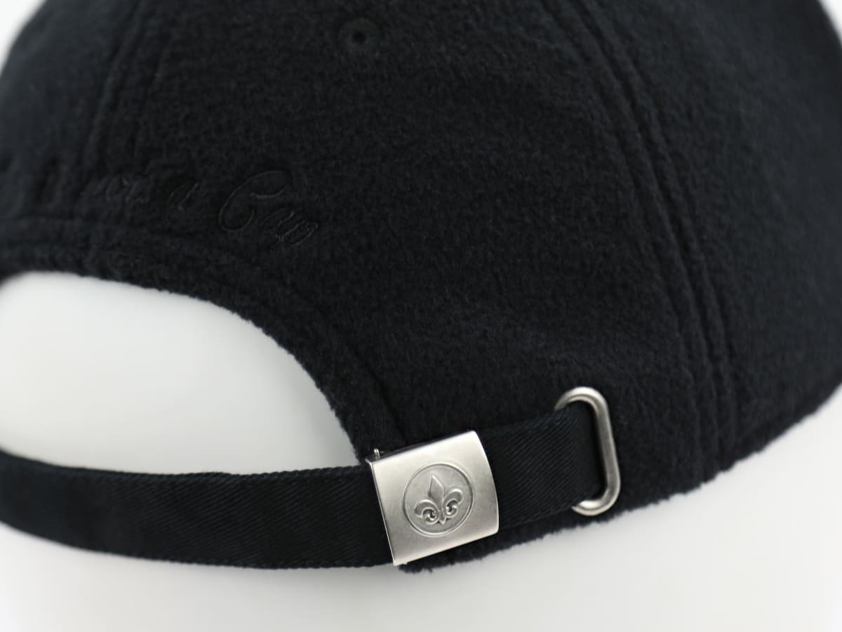 Vue arrière de la casquette polaire noire homme LXH avec attache argentée