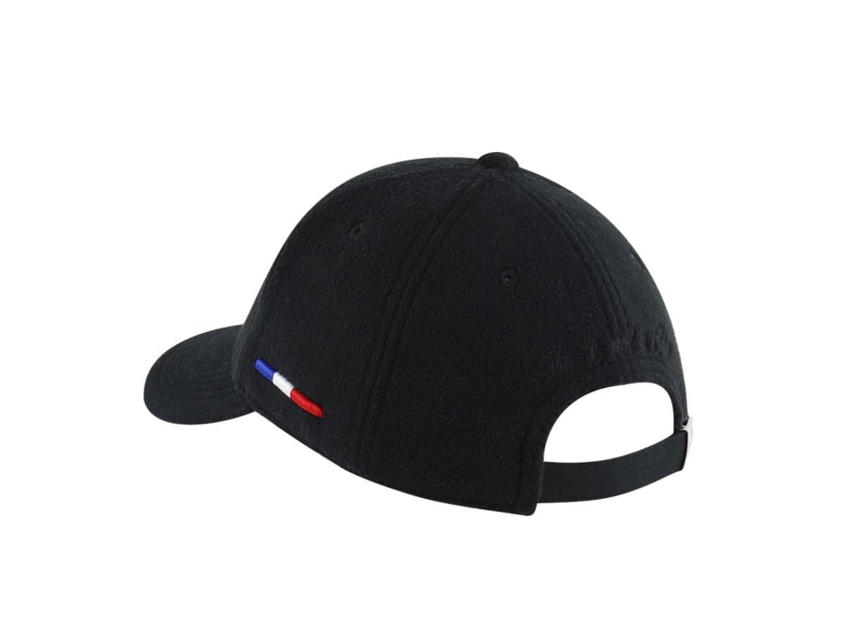 Casquette polaire noire homme avec fermeture réglable et détail tricolore à l'arrière