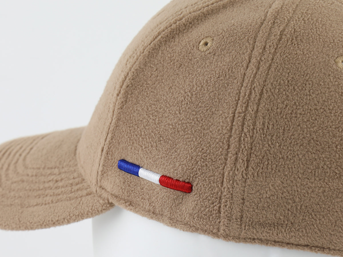 Profil droit casquette « Héritage » polaire noisette adulte LXH, écusson tricolore bleu blanc rouge sur la patte.