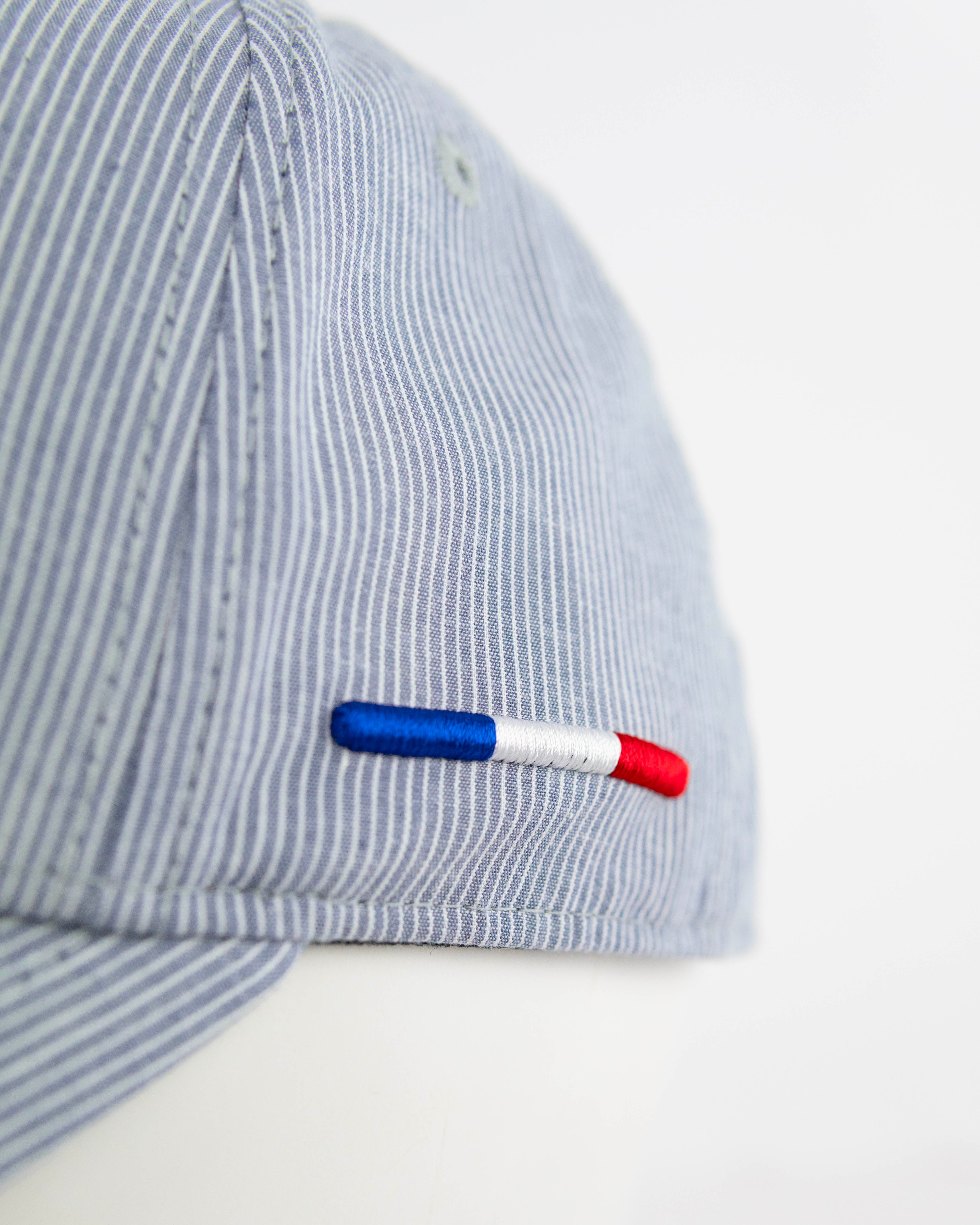 Casquette rayée bleu gris avec embroidery tricolore sur le côté pour un style frais