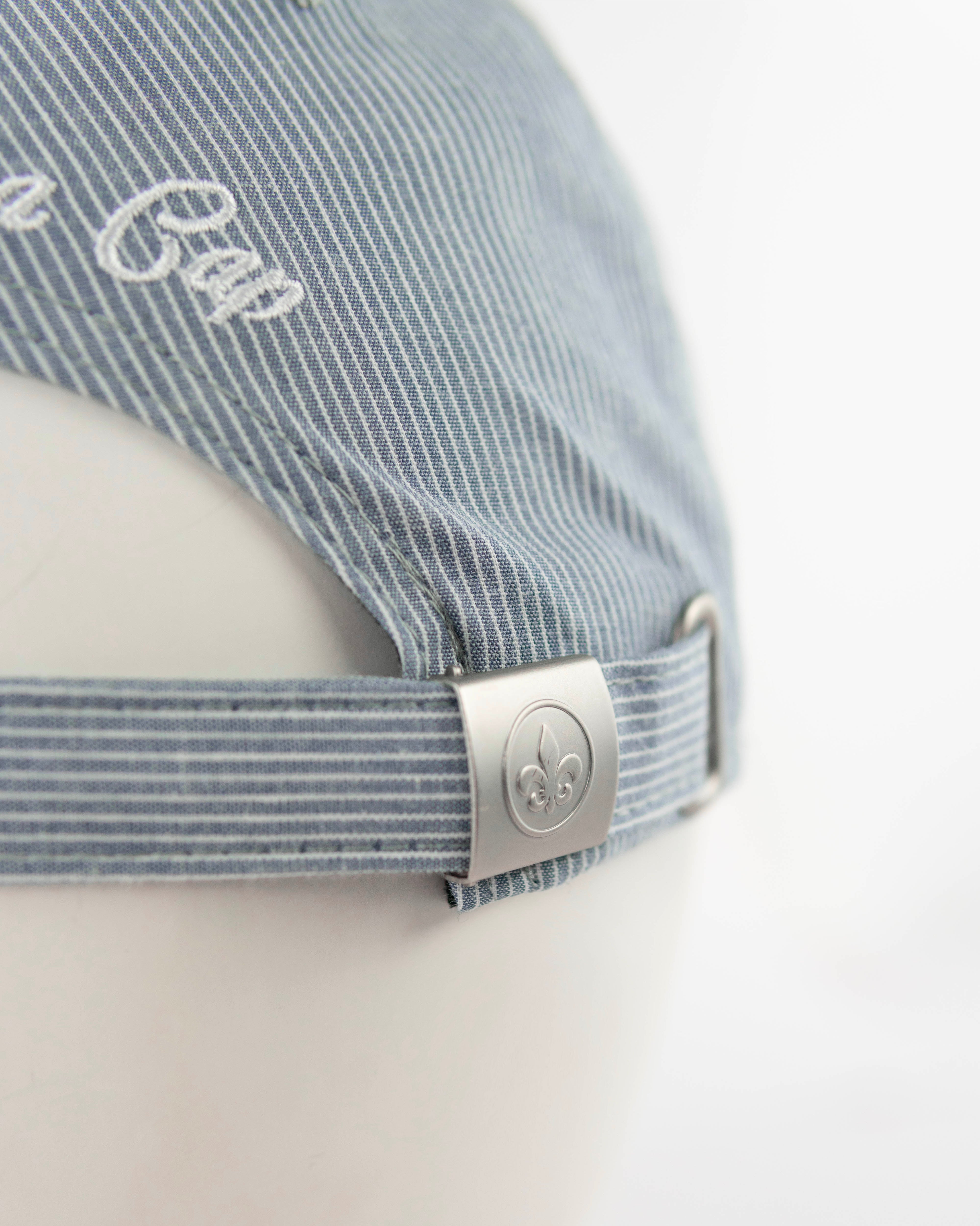 Casquette rayée bleu gris avec un ajustement à l'arrière pour un style décontracté