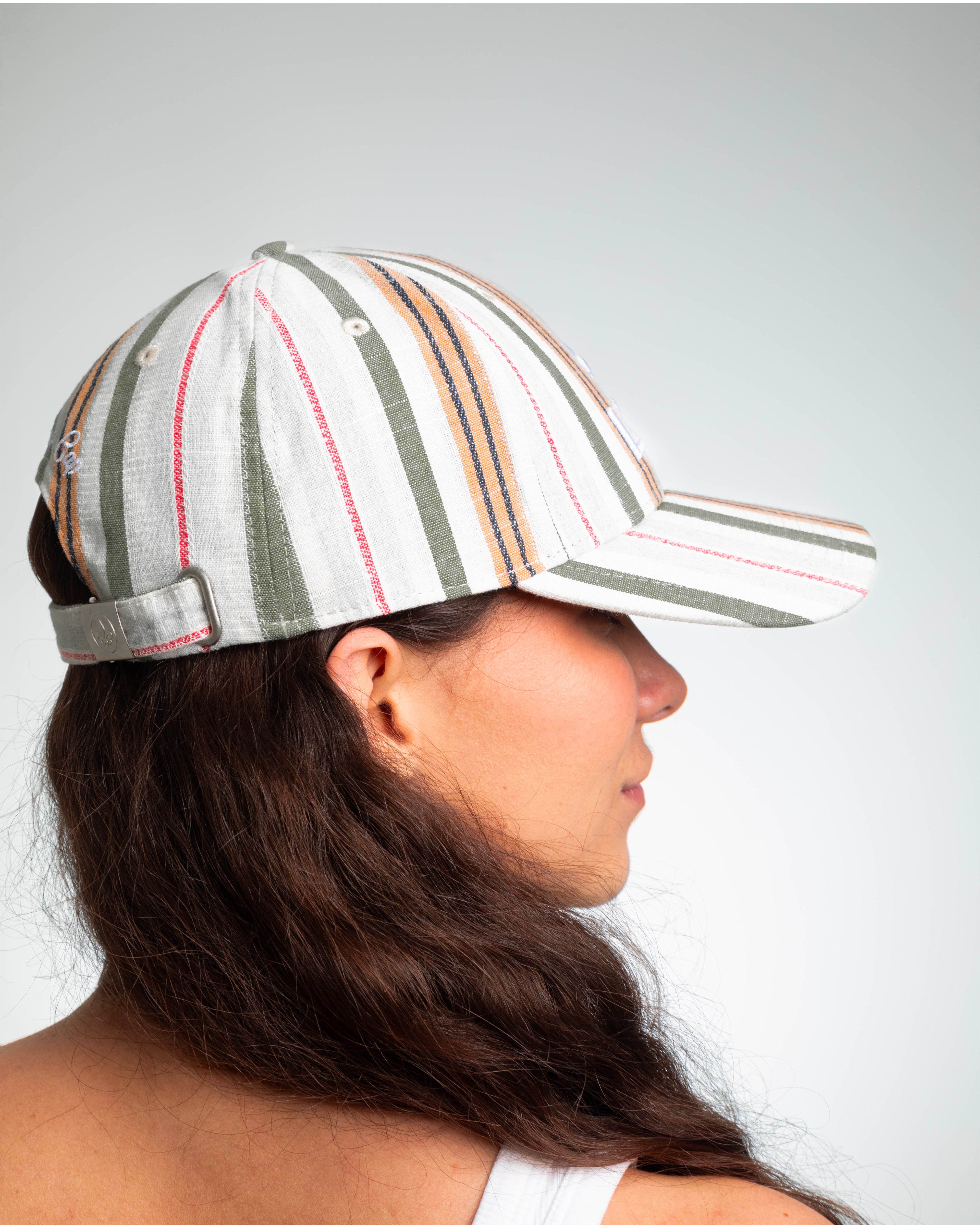 Casquette rayée verte homme avec une visière ajustable pour un look décontracté et tendance