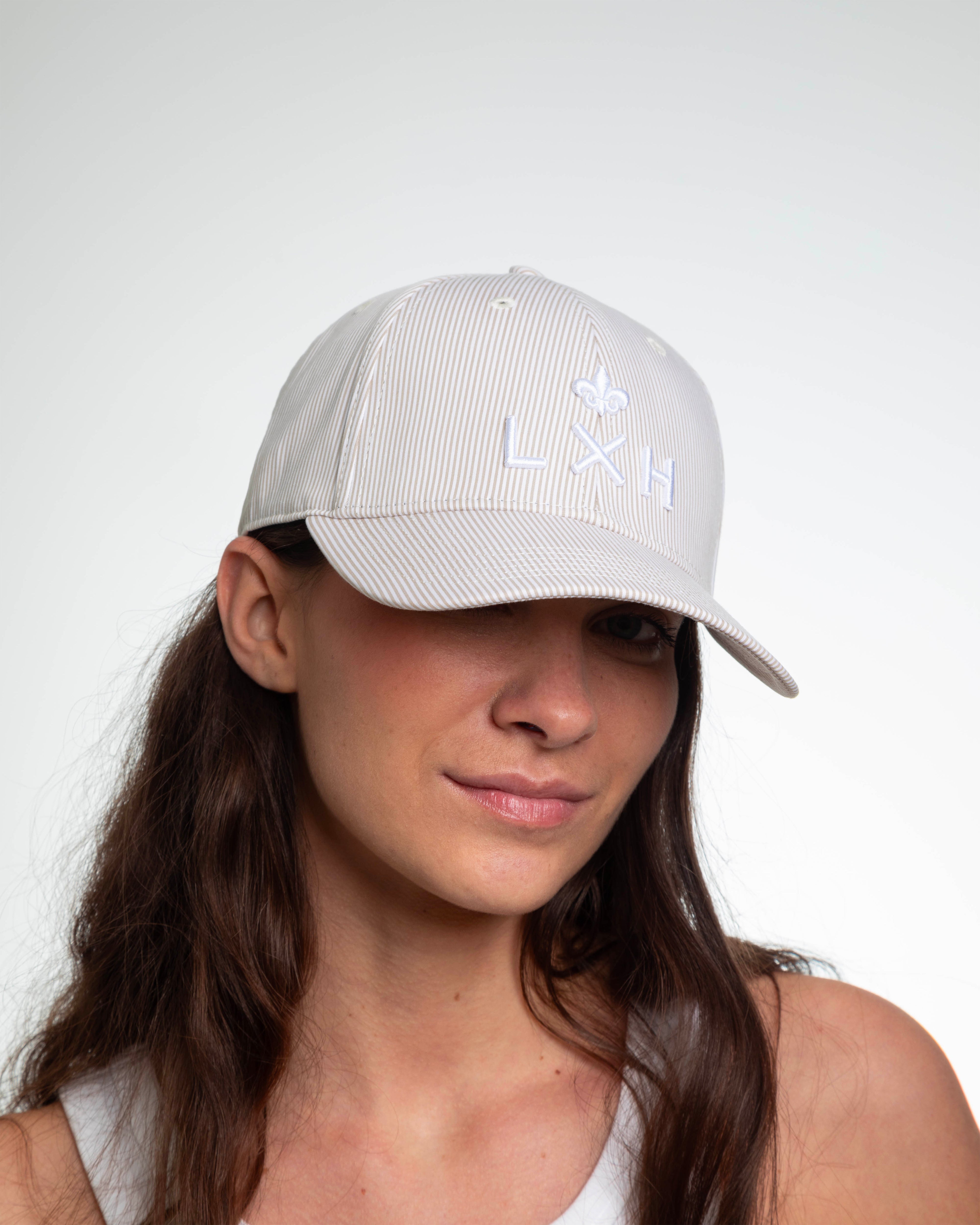 Casquette Rayures Beige / Blanc de la marque LXH avec logo brodé pour un style décontracté