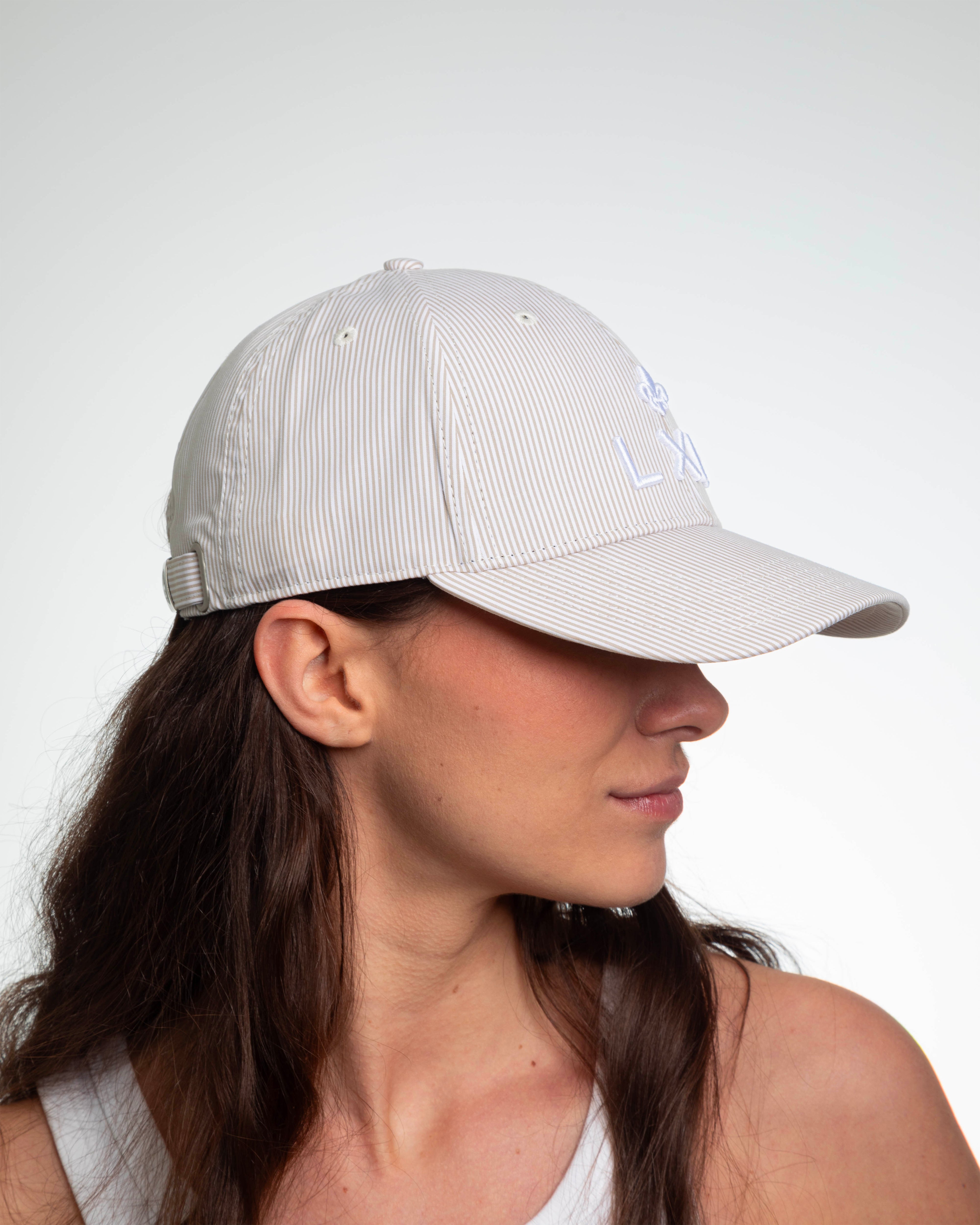 Casquette Rayures Beige / Blanc de la marque LXH, parfaite pour un style décontracté et tendance