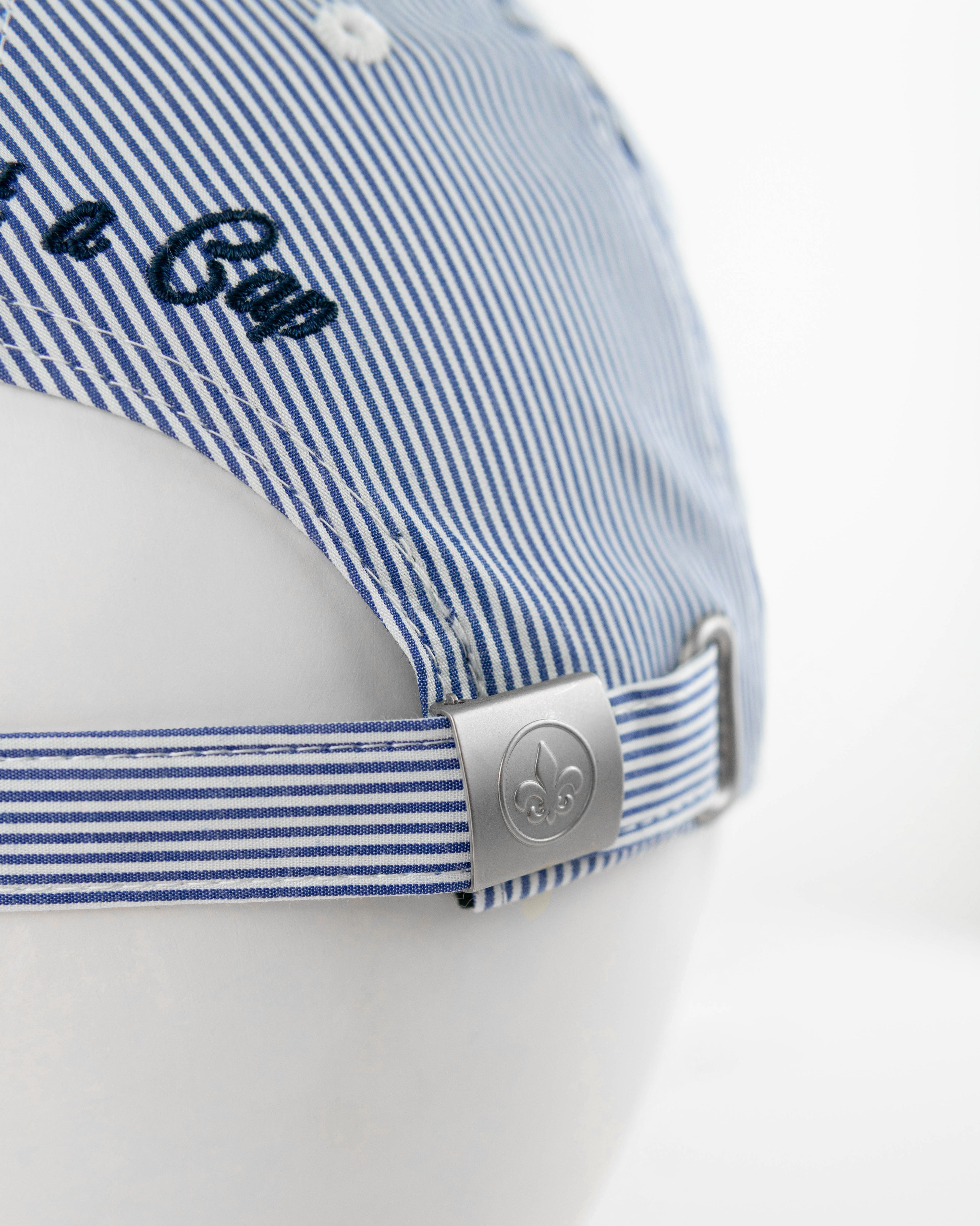 Casquette Rayures Blanc / Bleu Marine avec une fermeture arrière et un design classique