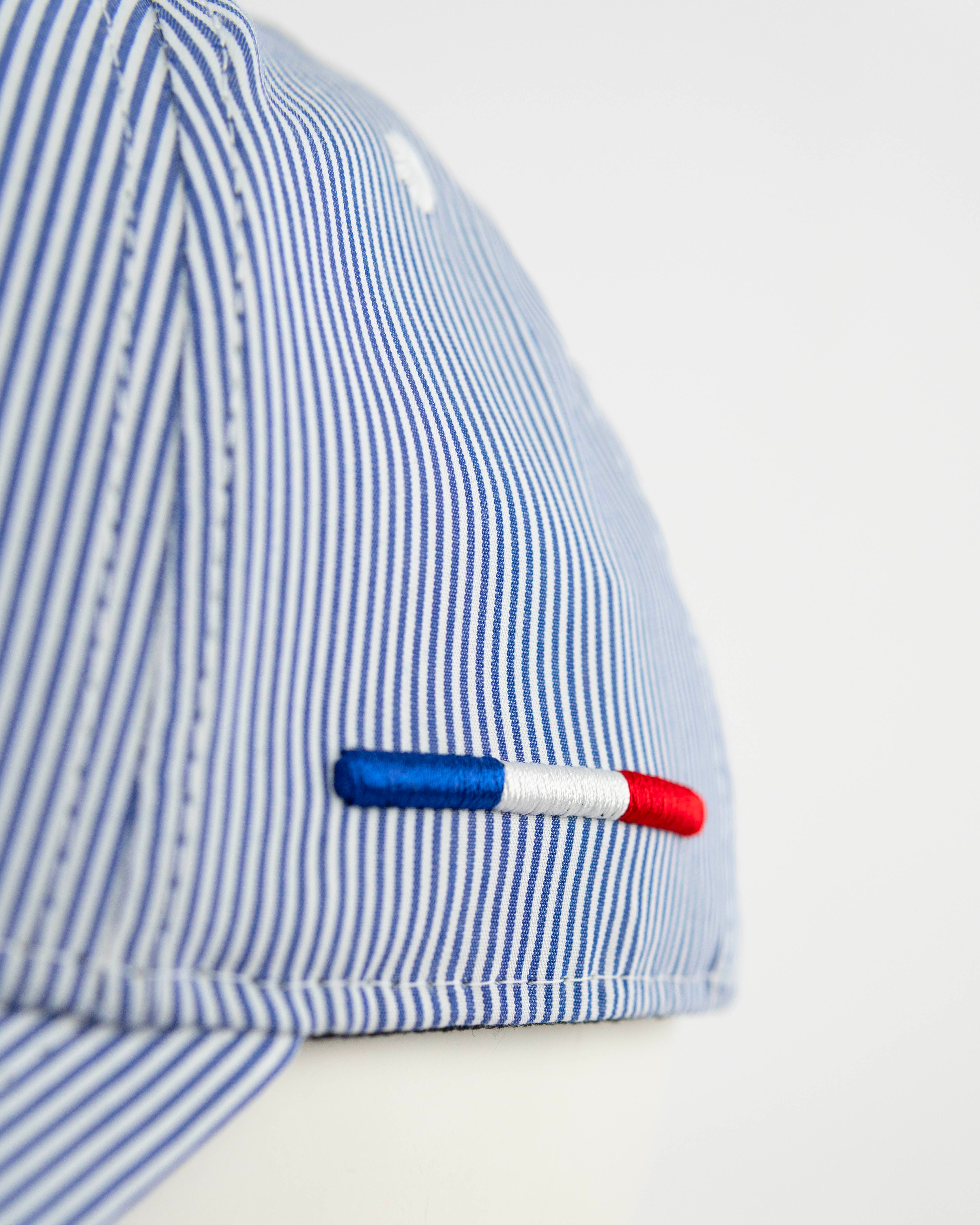 Casquette Rayures Blanc / Bleu Marine de la marque LXH avec broderie tricolore à l'arrière