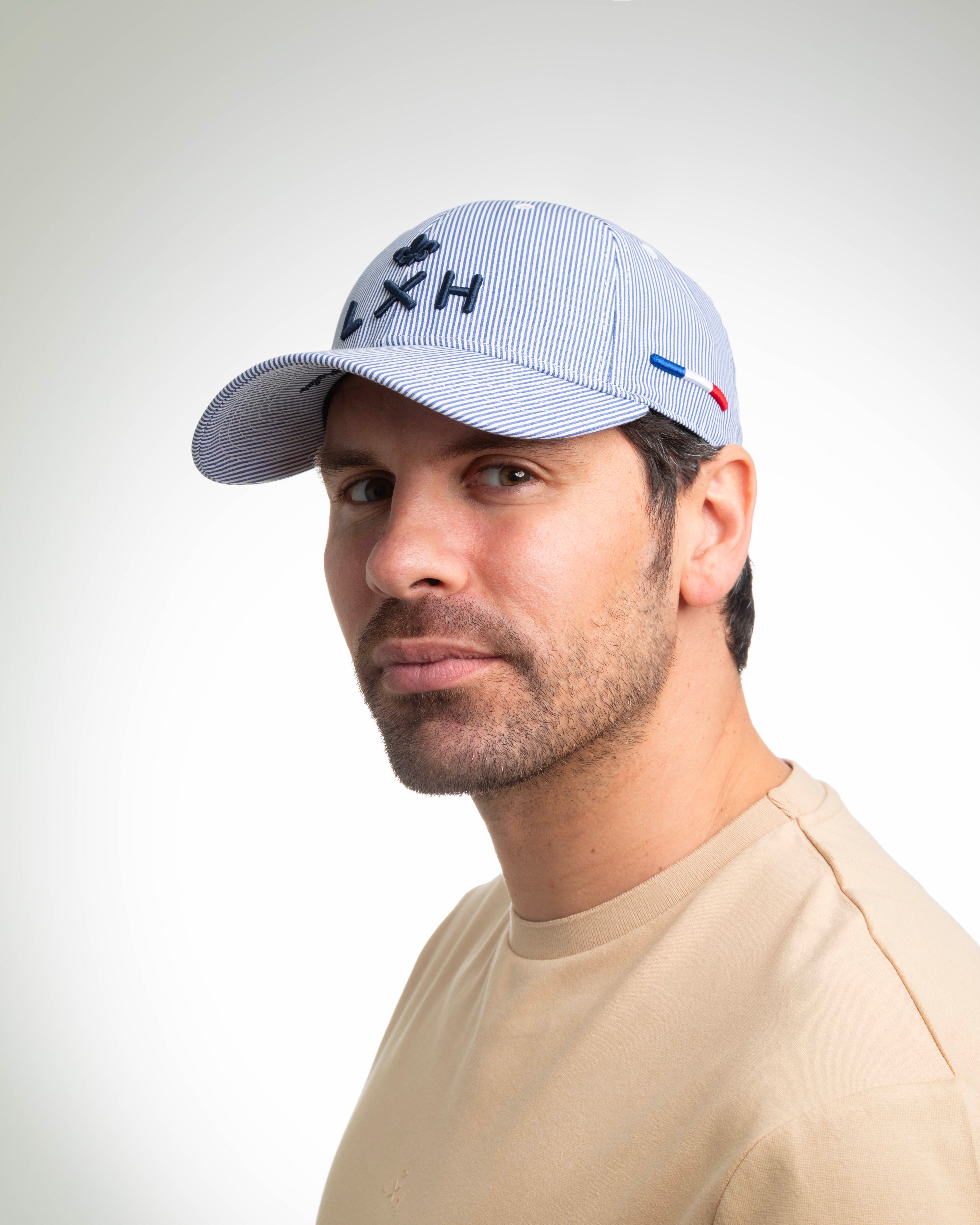 Casquette Rayures Blanc / Bleu Marine de LXH avec logo brodé sur le devant