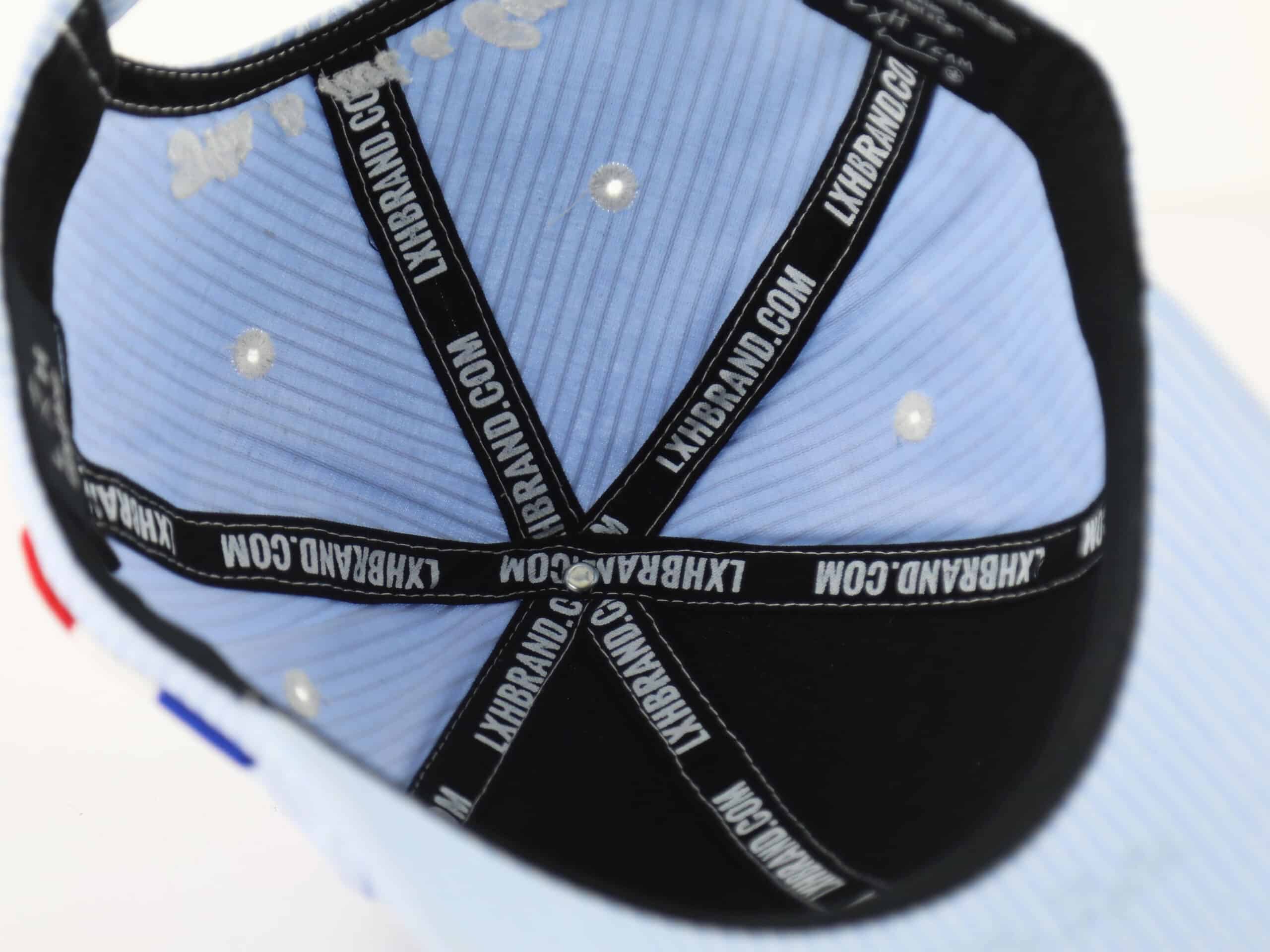Intérieur de la casquette Rayures Bleu / Bleu Clair de LXH avec détails de couture en noir