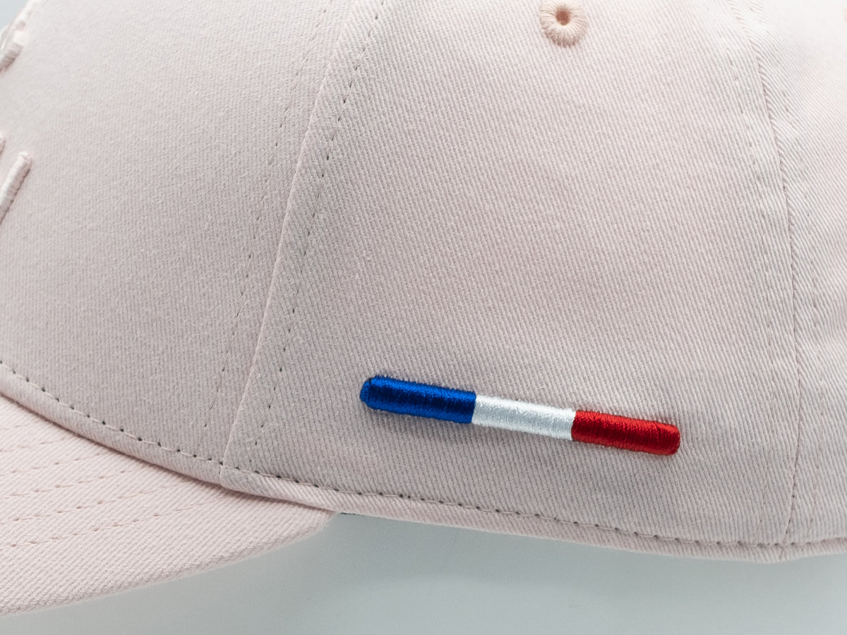 Casquette rose coton femme avec broderie tricolore sur le côté pour un style décontracté