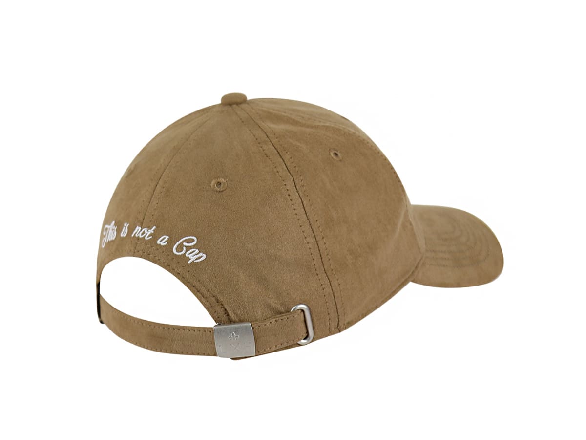 Casquette Suédine Camel avec inscription à l'arrière et fermeture réglable en métal